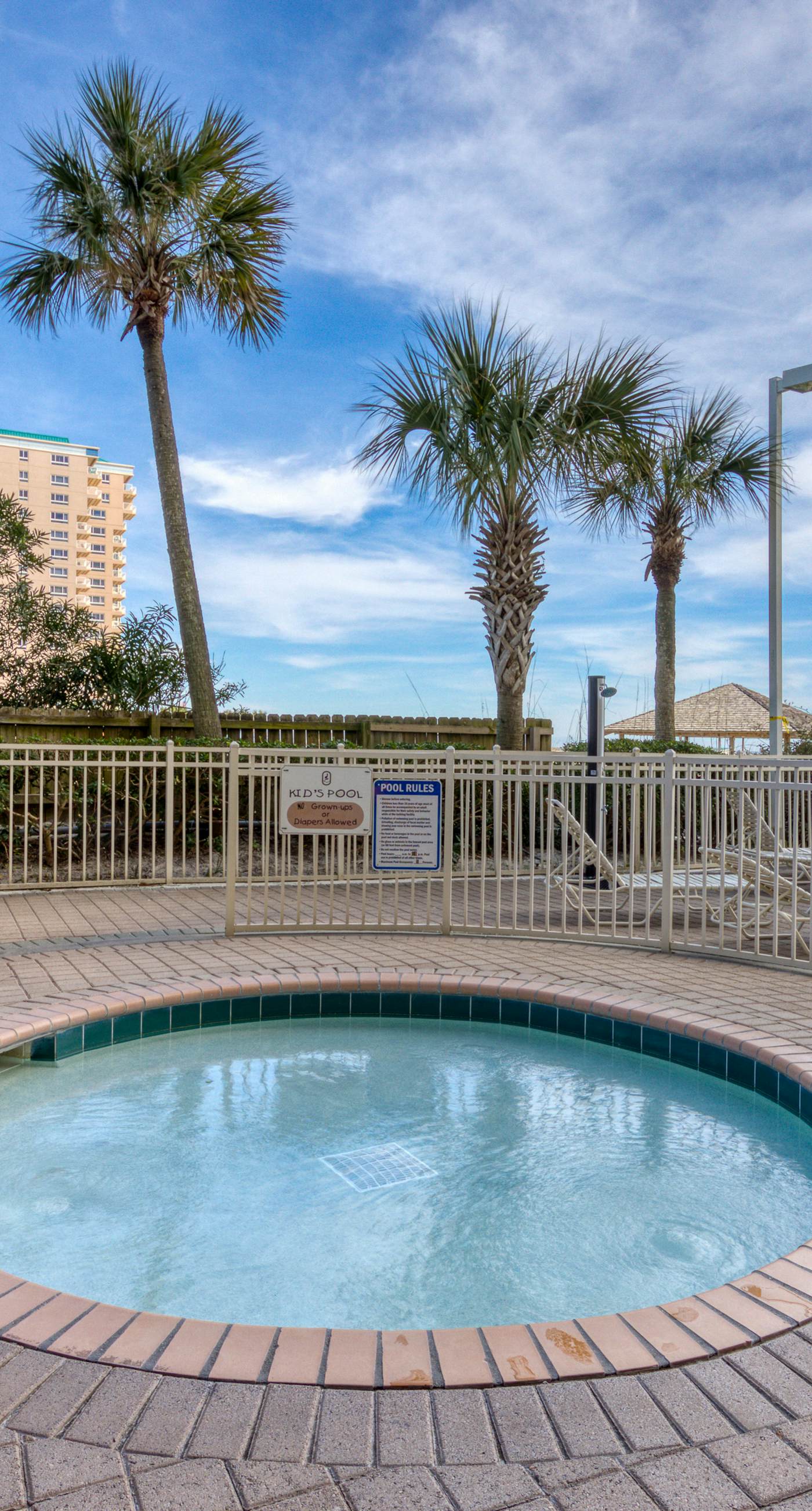 8th-floor condo with balcony, ocean view, W/D, pools & hot tub