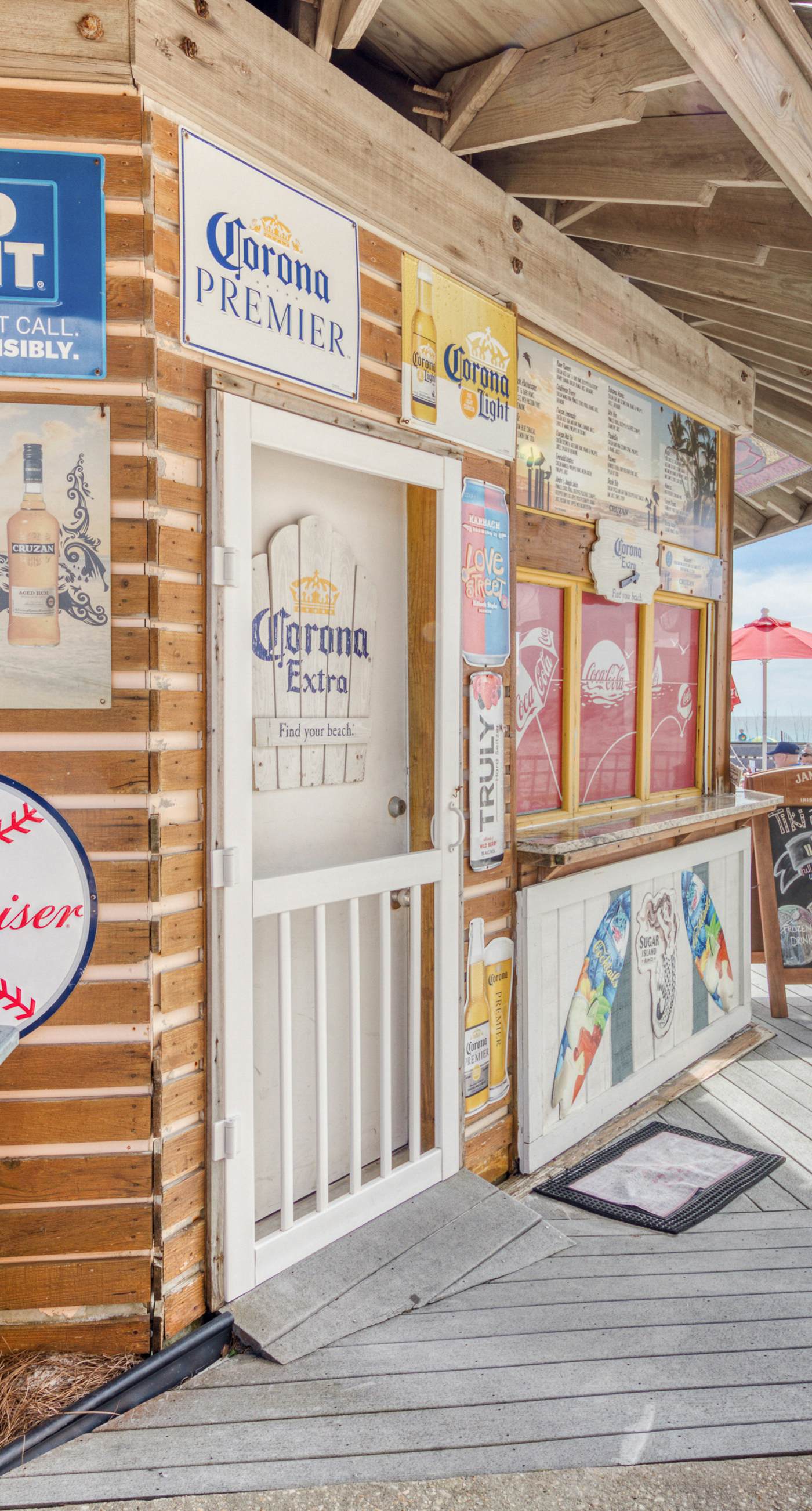 8th-floor condo with balcony, ocean view, W/D, pools & hot tub