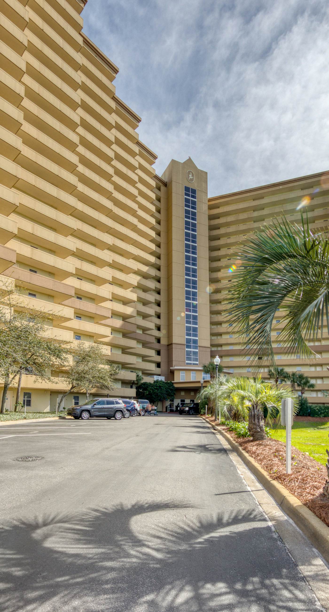 8th-floor condo with balcony, ocean view, W/D, pools & hot tub