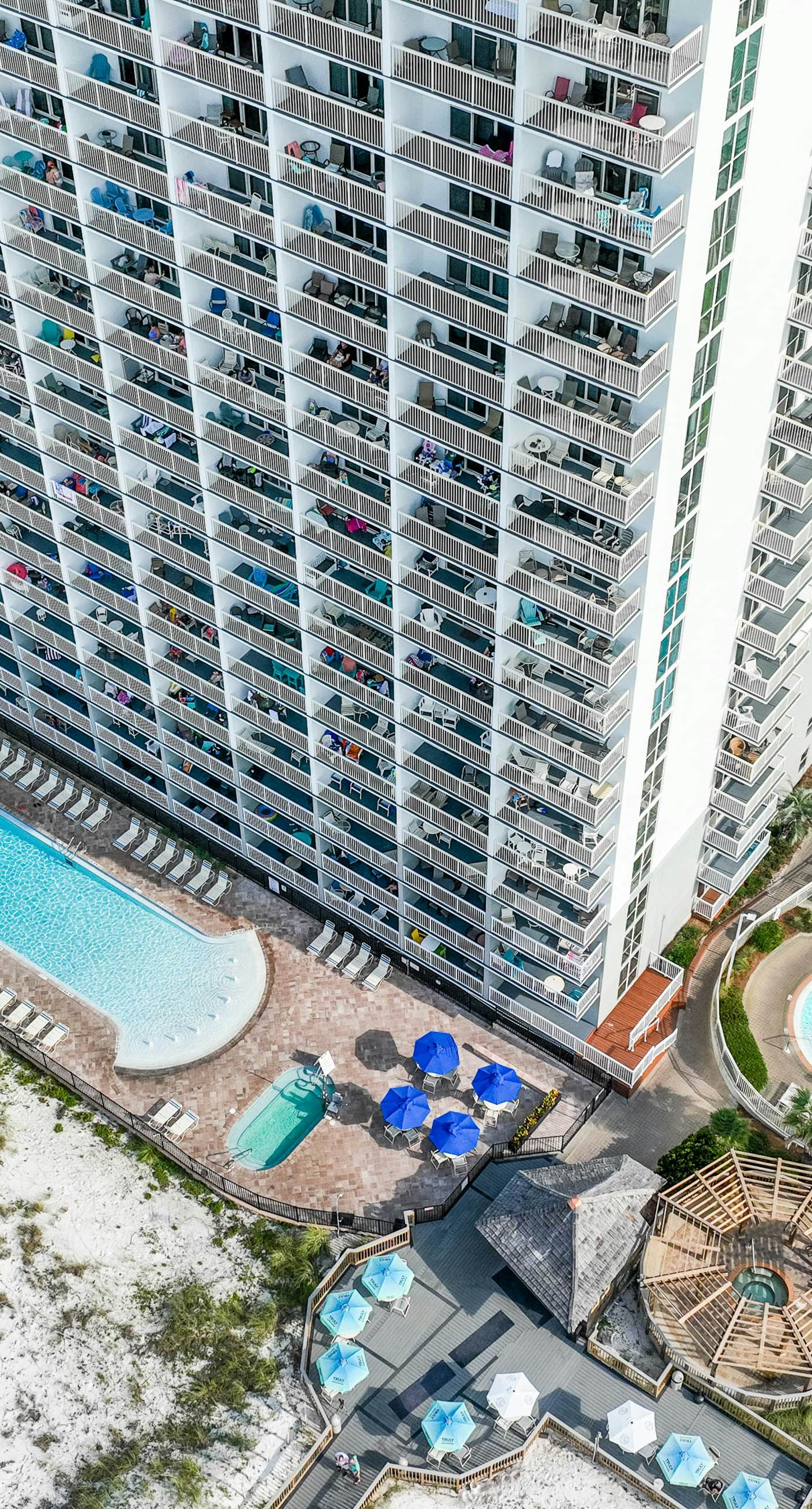 8th-floor condo with balcony, ocean view, W/D, pools & hot tub