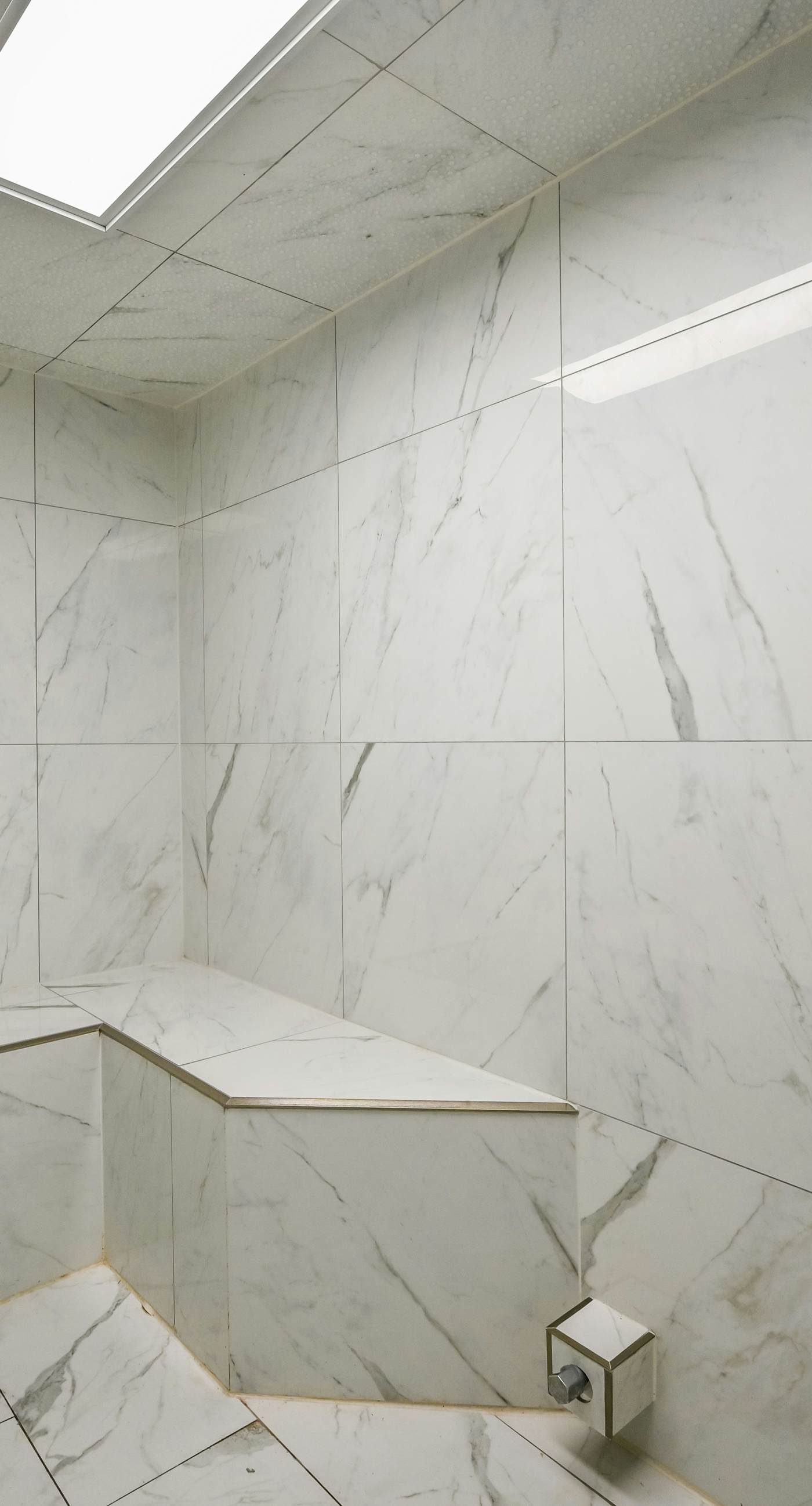 8th-floor condo with balcony, ocean view, W/D, pools & hot tub