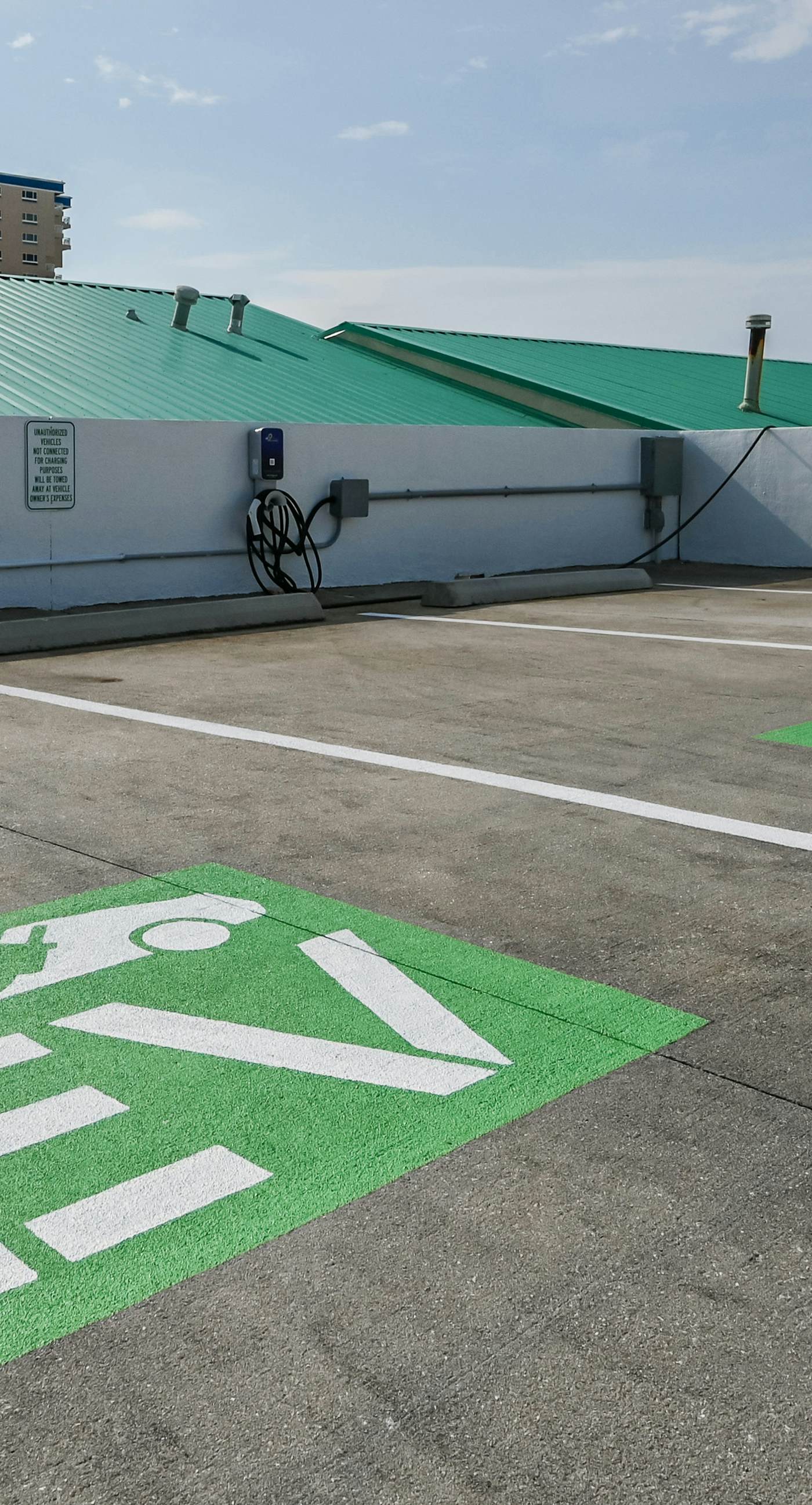 8th-floor condo with balcony, ocean view, W/D, pools & hot tub