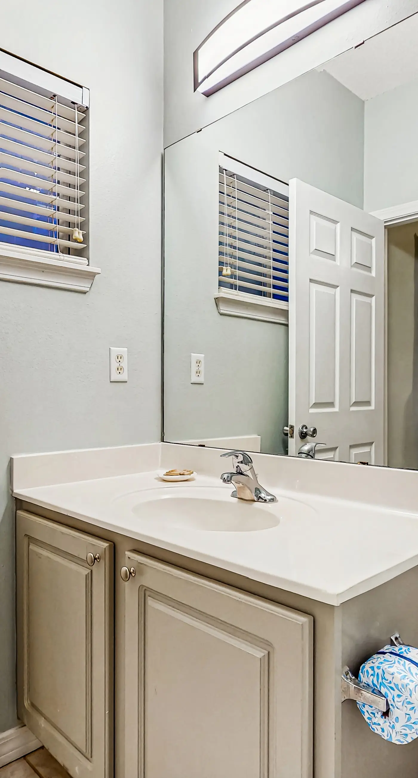 Dog-friendly condo with a pool, hot tub & tennis courts - walk to the beach