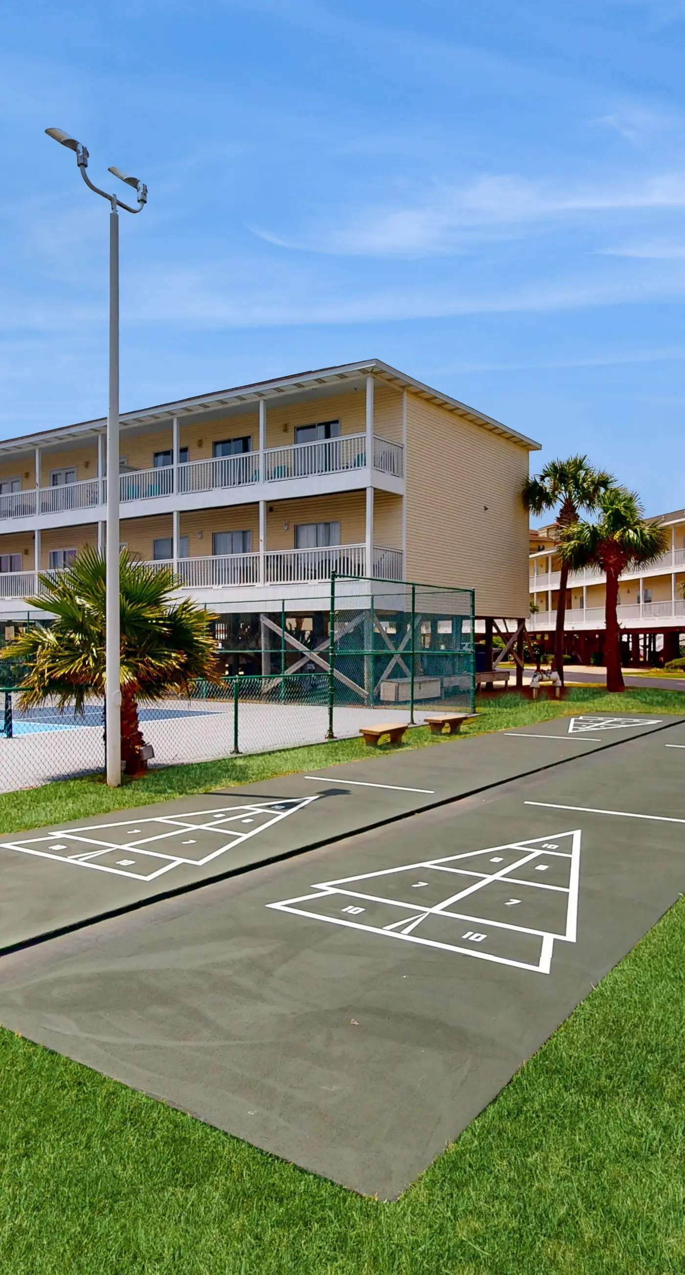 Dog-friendly condo with a pool, hot tub & tennis courts - walk to the beach