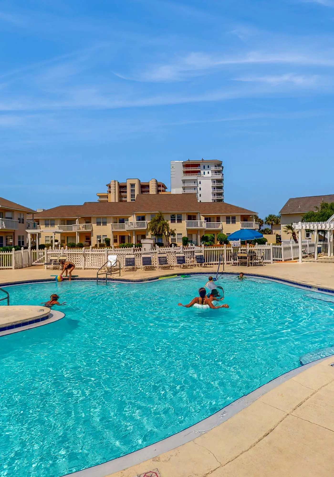 Dog-friendly condo with a pool, hot tub & tennis courts - walk to the beach