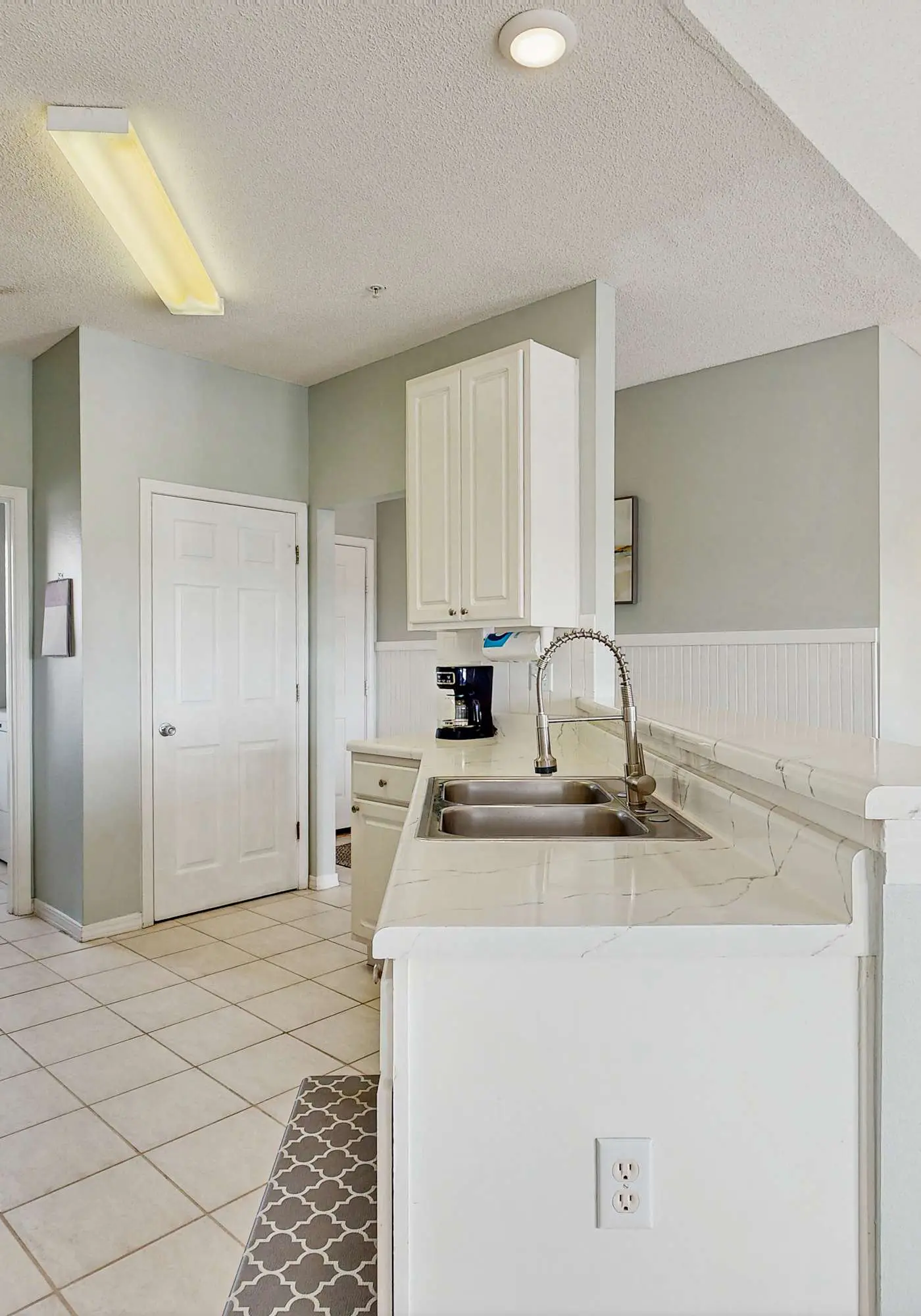 Dog-friendly condo with a pool, hot tub & tennis courts - walk to the beach