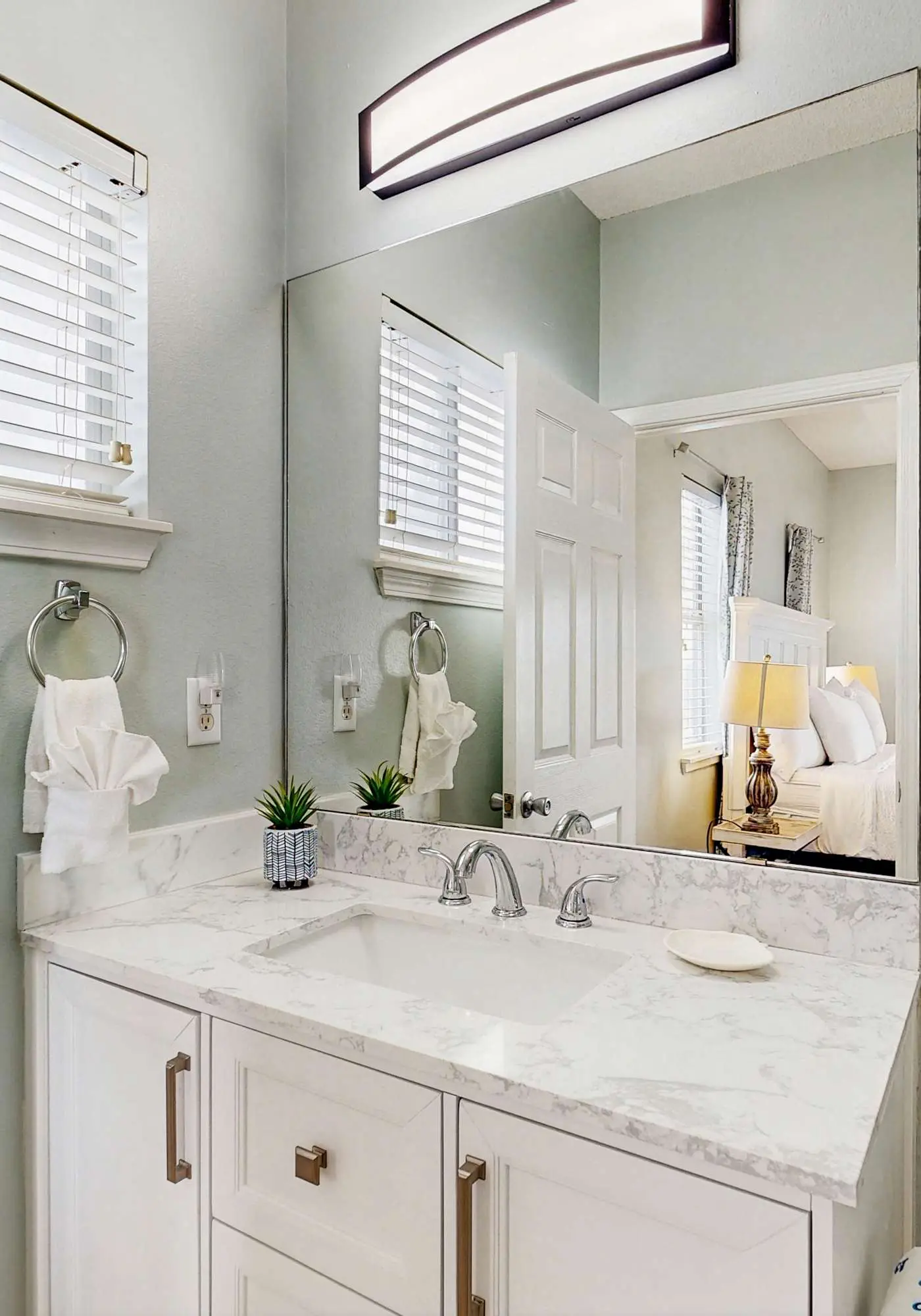 Dog-friendly condo with a pool, hot tub & tennis courts - walk to the beach