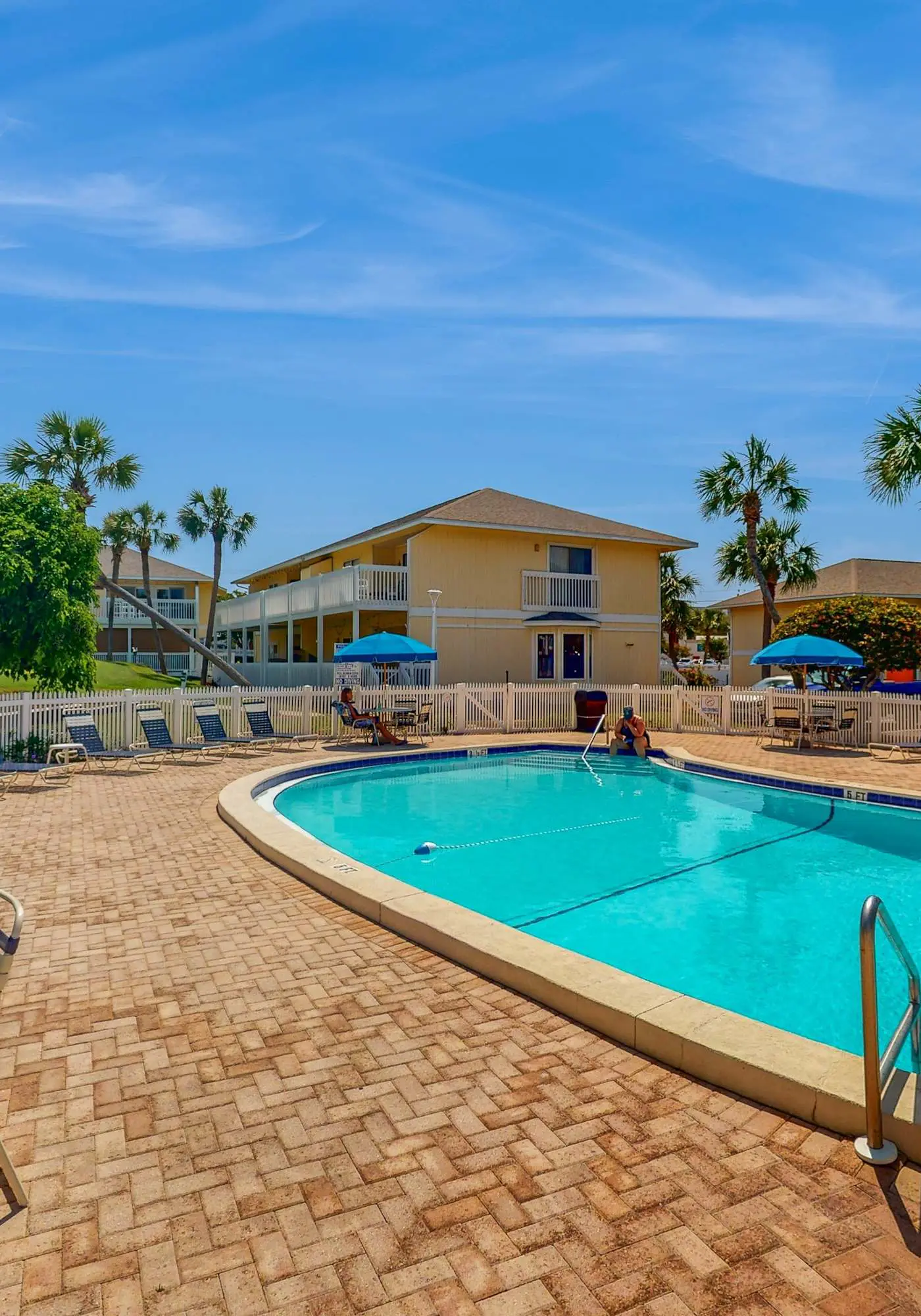 Dog-friendly condo with a pool, hot tub & tennis courts - walk to the beach