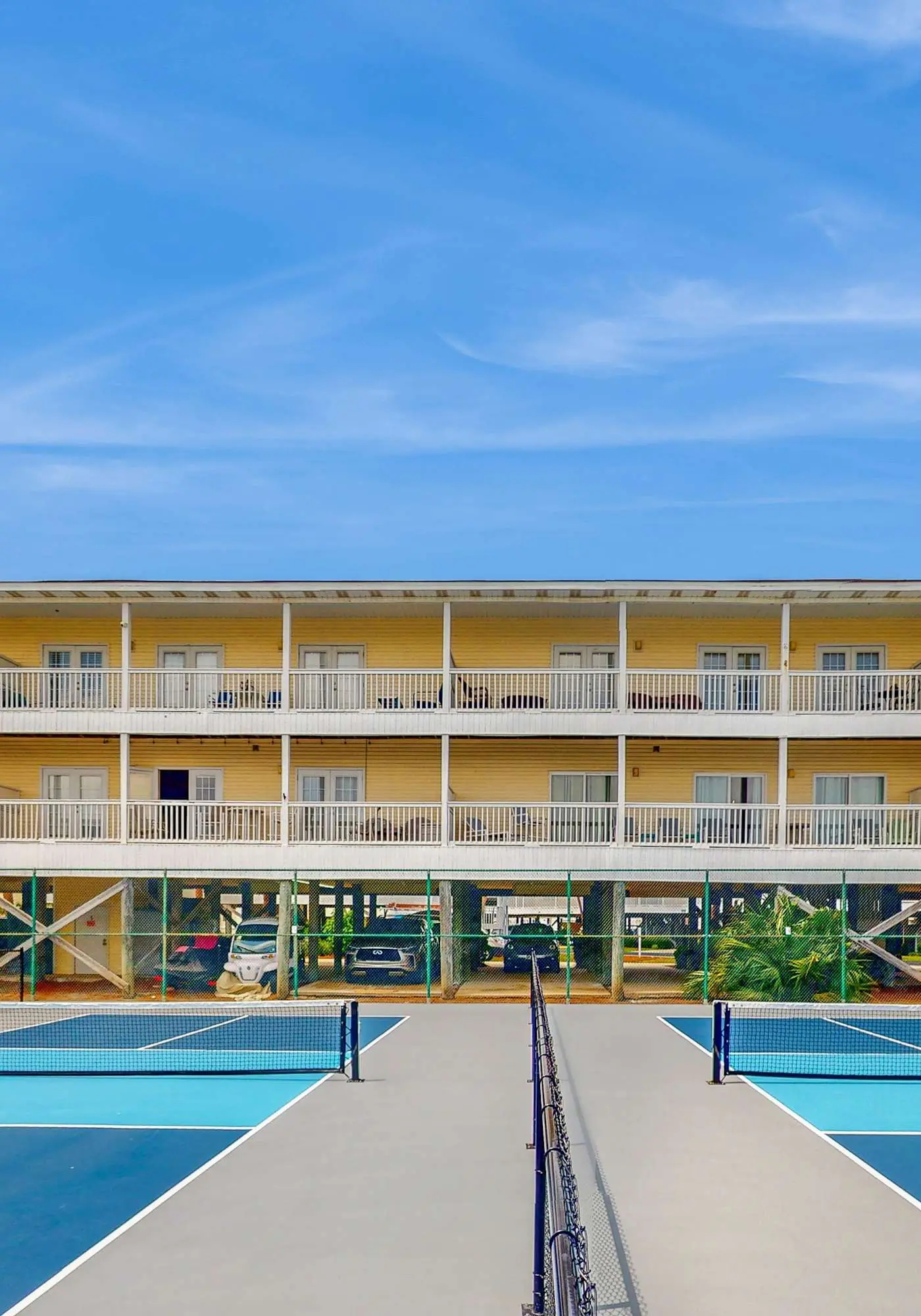 Dog-friendly condo with a pool, hot tub & tennis courts - walk to the beach