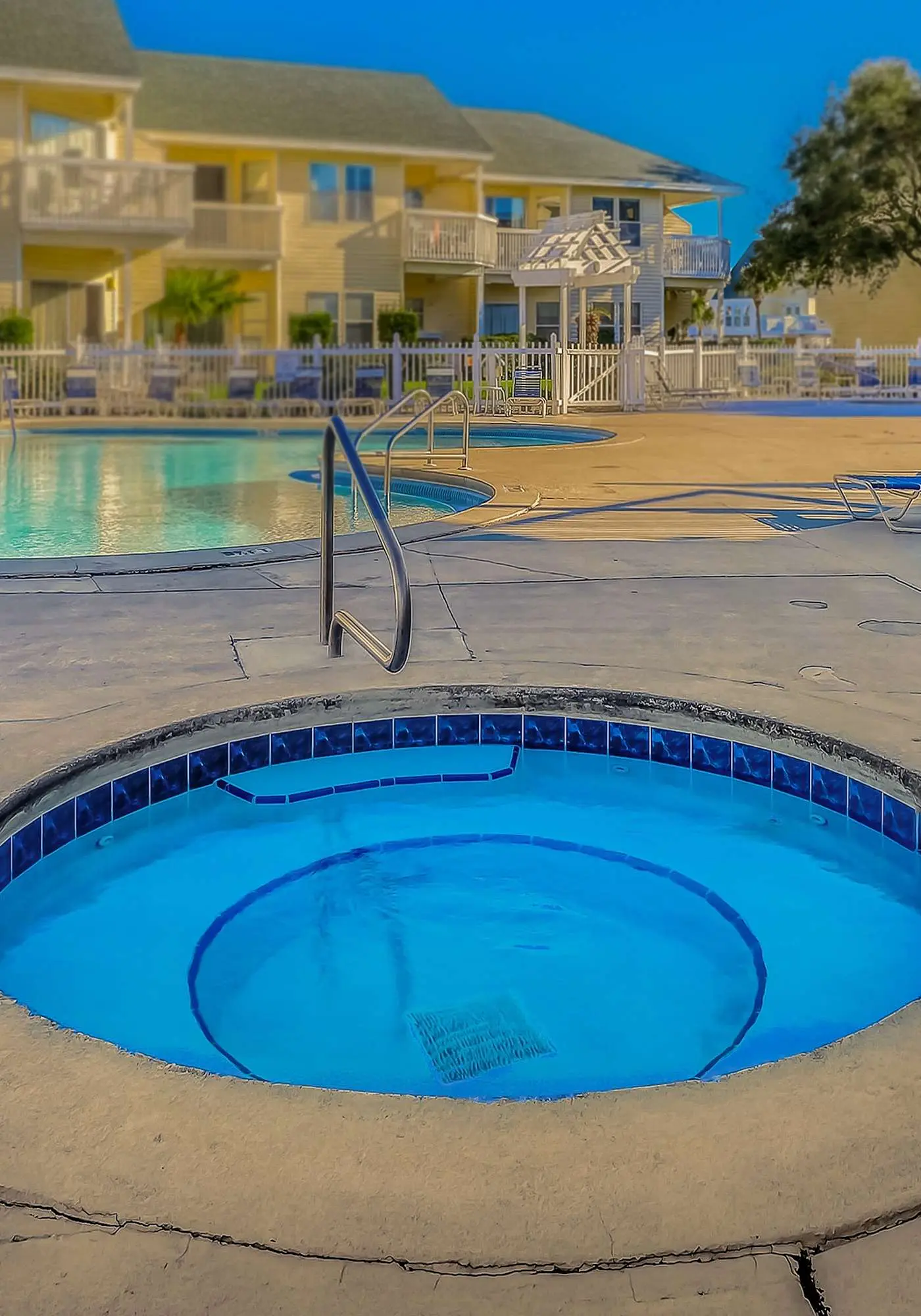 Dog-friendly condo with a pool, hot tub & tennis courts - walk to the beach