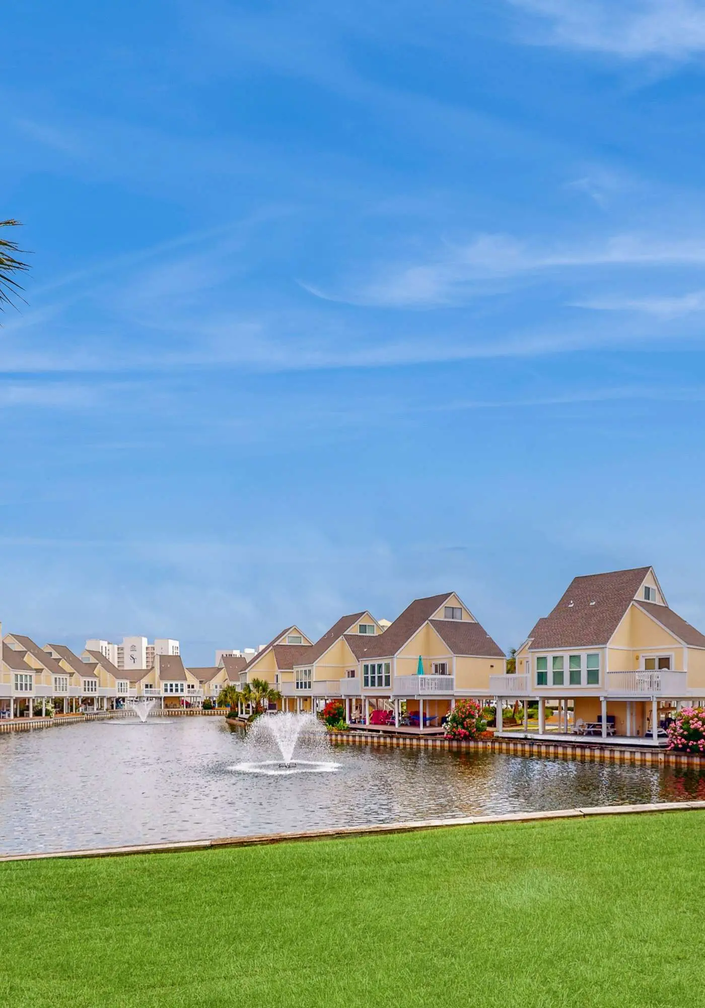 Dog-friendly condo with a pool, hot tub & tennis courts - walk to the beach