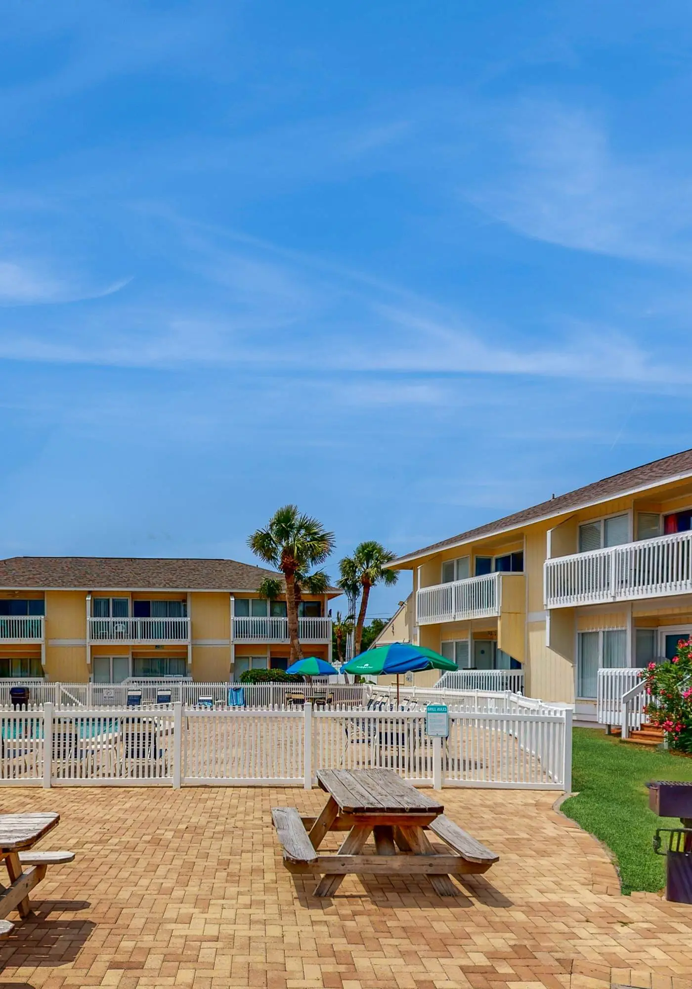 Dog-friendly condo with a pool, hot tub & tennis courts - walk to the beach