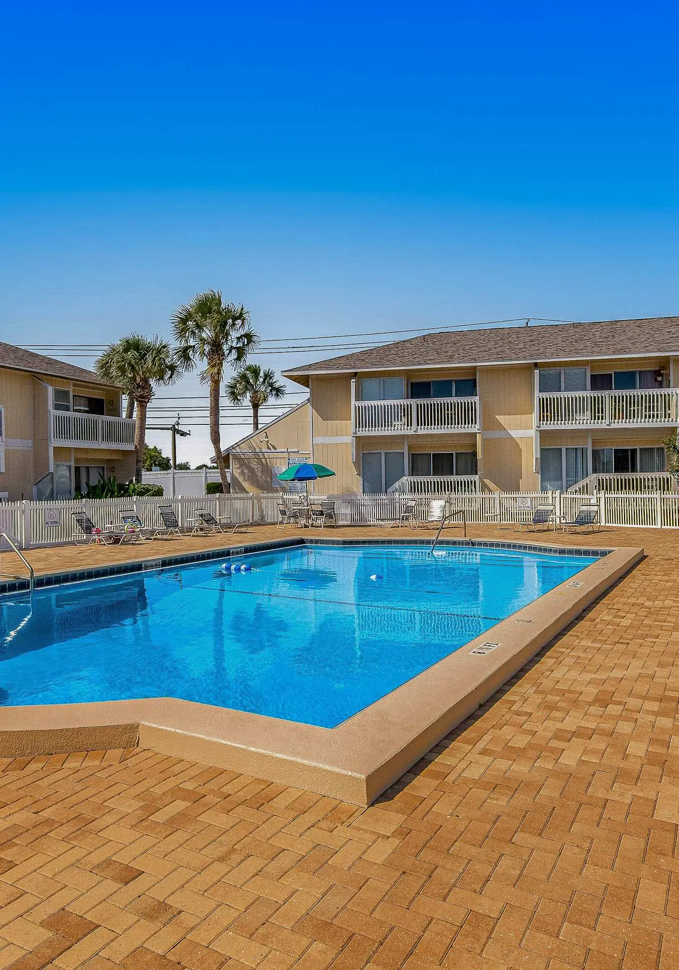 Dog-friendly condo with a pool, hot tub & tennis courts - walk to the beach