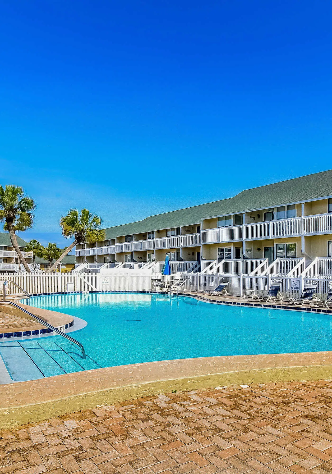 Dog-friendly condo with a pool, hot tub & tennis courts - walk to the beach