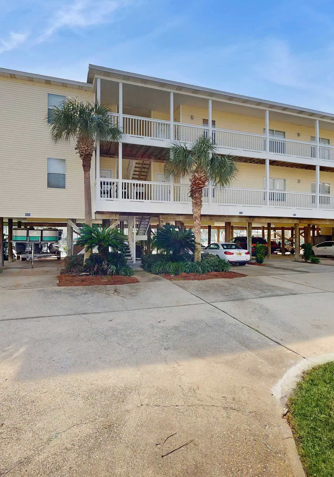 Dog-friendly condo with a pool, hot tub & tennis courts - walk to the beach