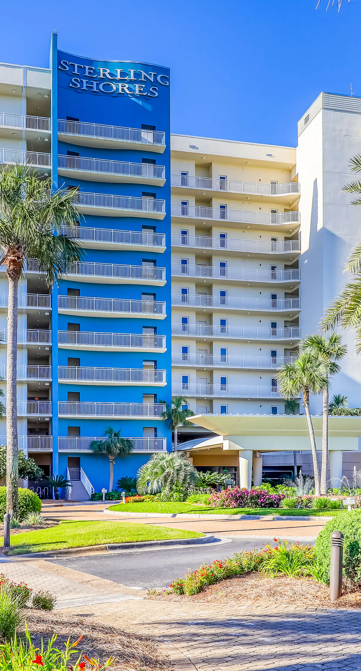 Gorgeous 2nd-floor condo with W/D, resort-style pool, gym, and beach access