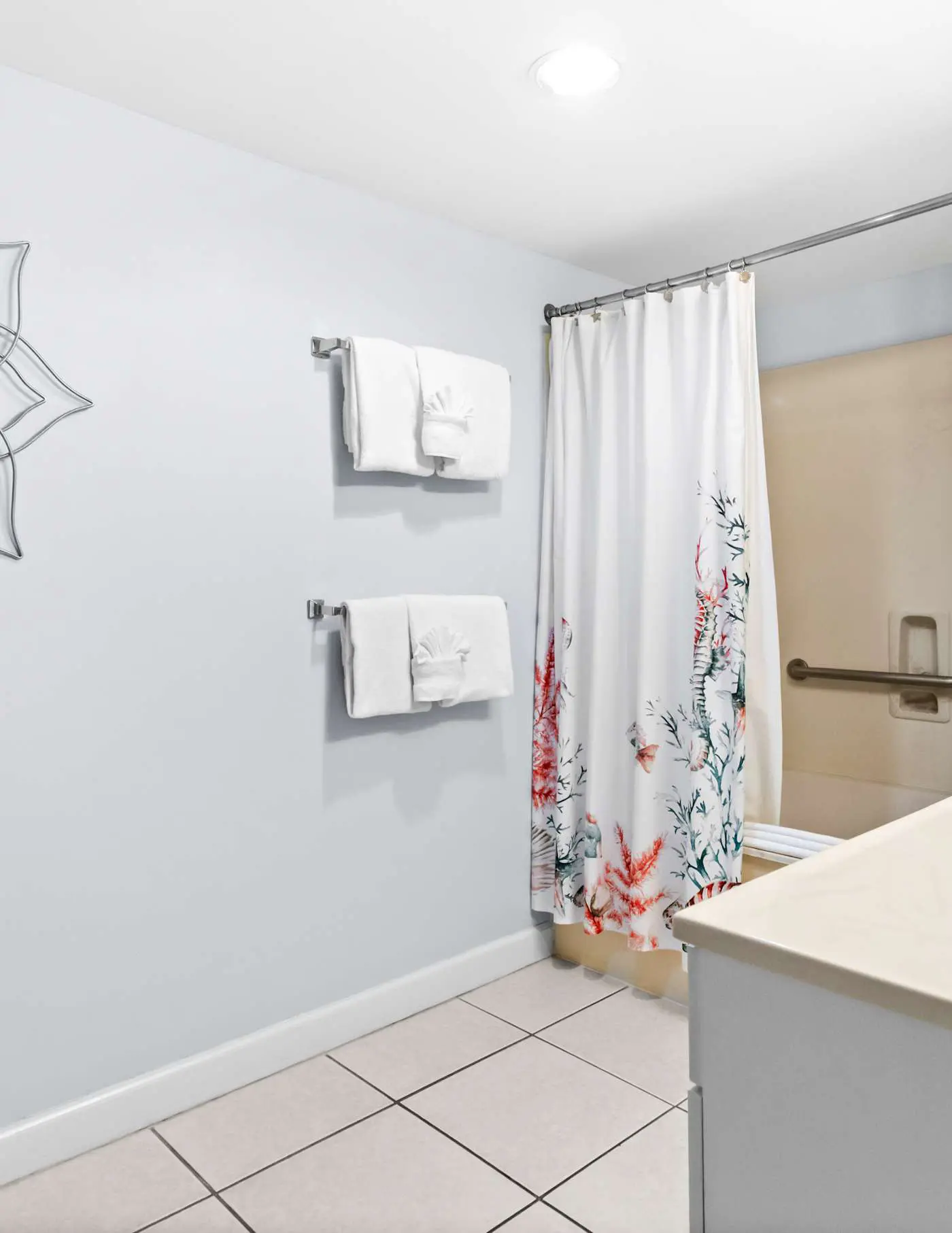 Gorgeous 2nd-floor condo with W/D, resort-style pool, gym, and beach access