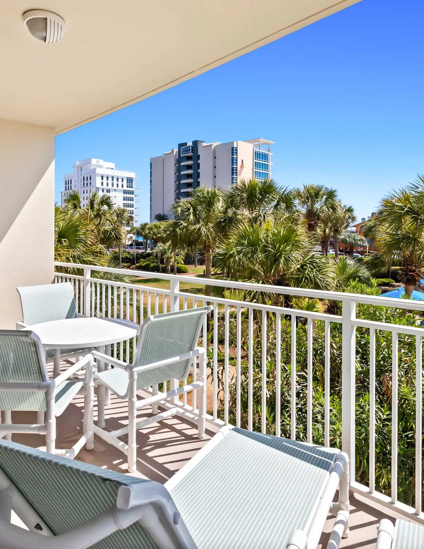 Gorgeous 2nd-floor condo with W/D, resort-style pool, gym, and beach access