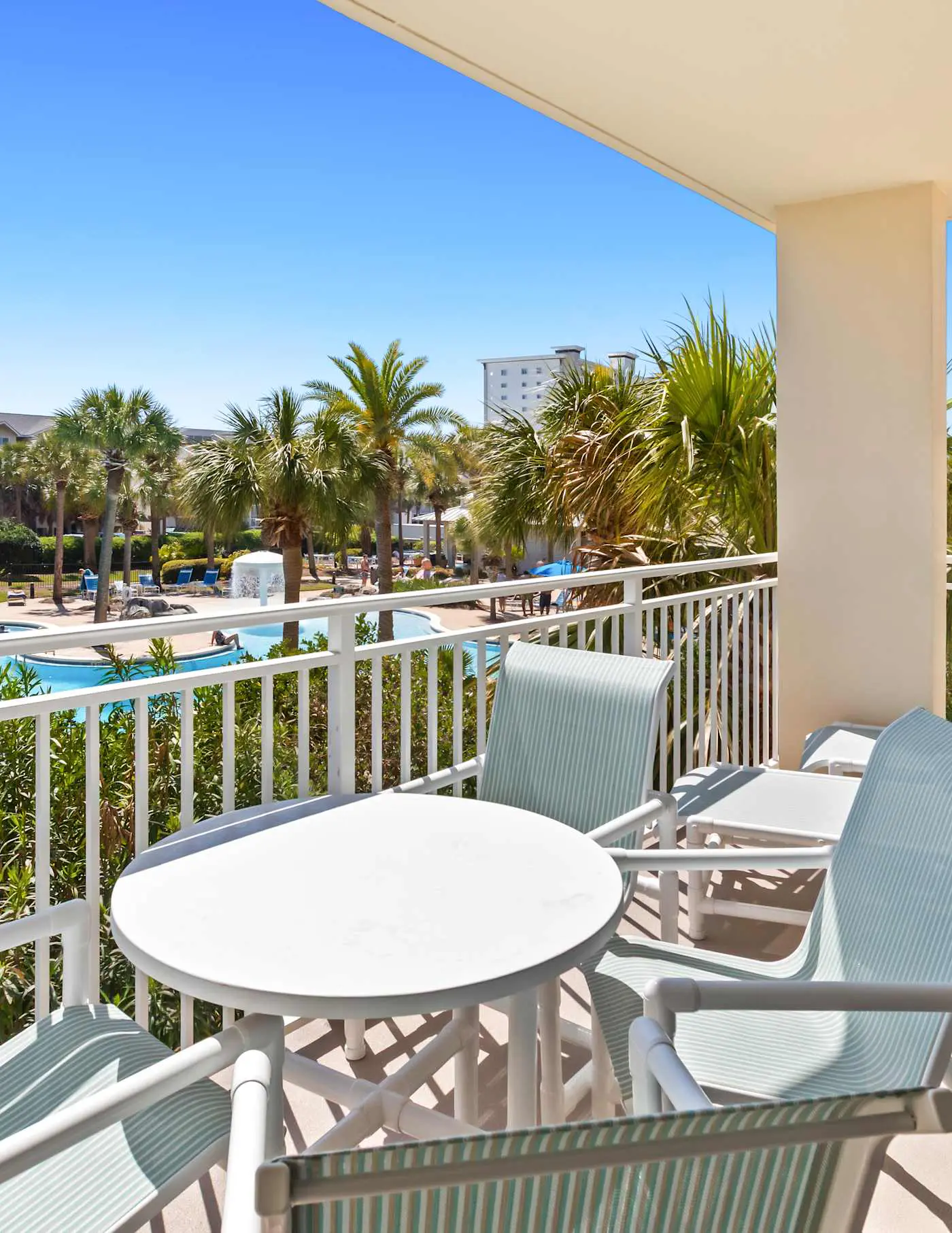 Gorgeous 2nd-floor condo with W/D, resort-style pool, gym, and beach access