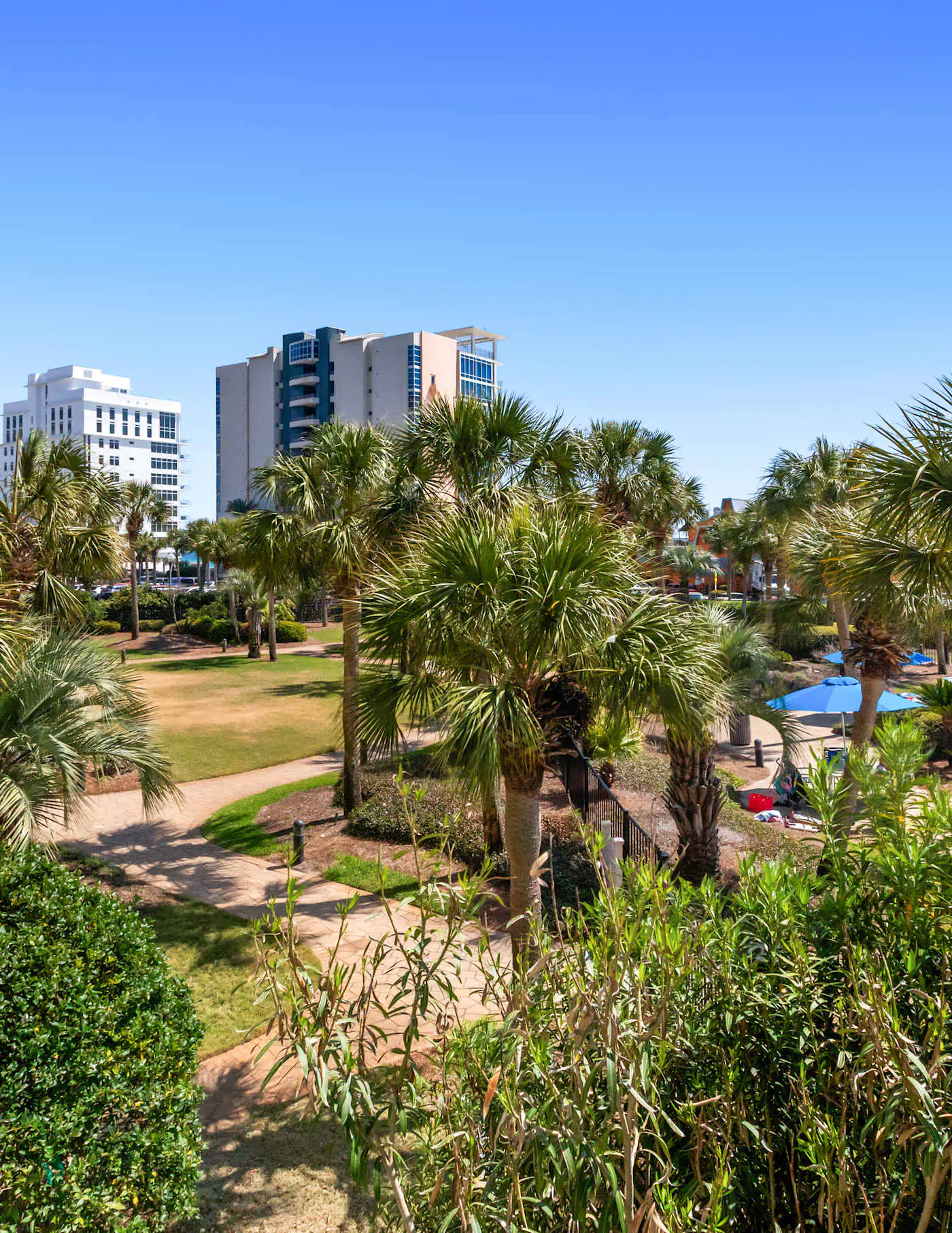 Gorgeous 2nd-floor condo with W/D, resort-style pool, gym, and beach access
