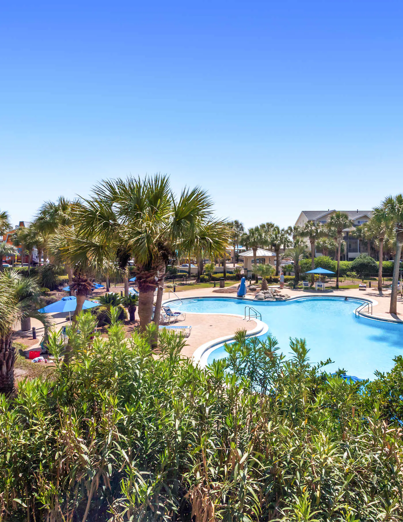 Gorgeous 2nd-floor condo with W/D, resort-style pool, gym, and beach access