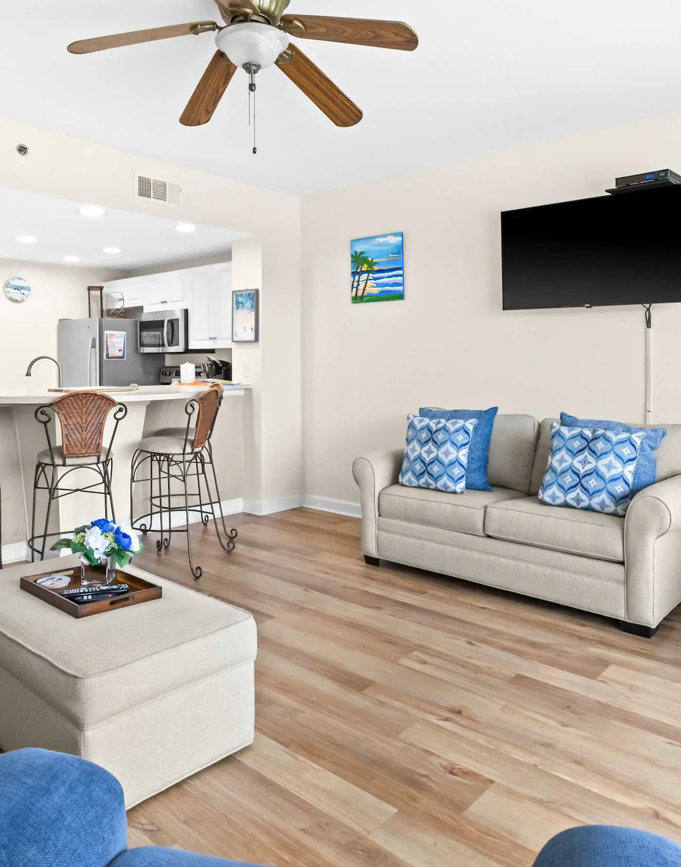 Gorgeous 2nd-floor condo with W/D, resort-style pool, gym, and beach access