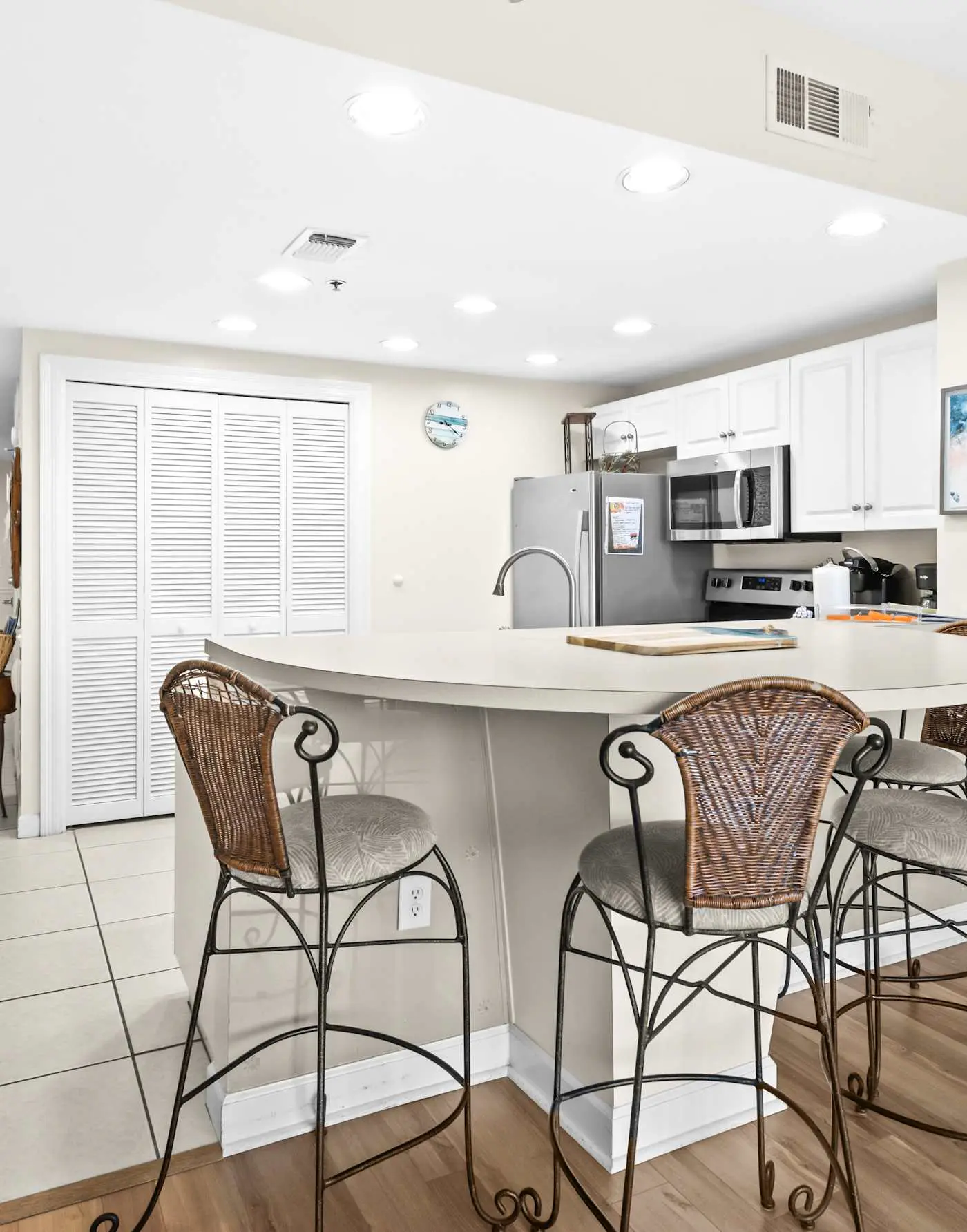 Gorgeous 2nd-floor condo with W/D, resort-style pool, gym, and beach access