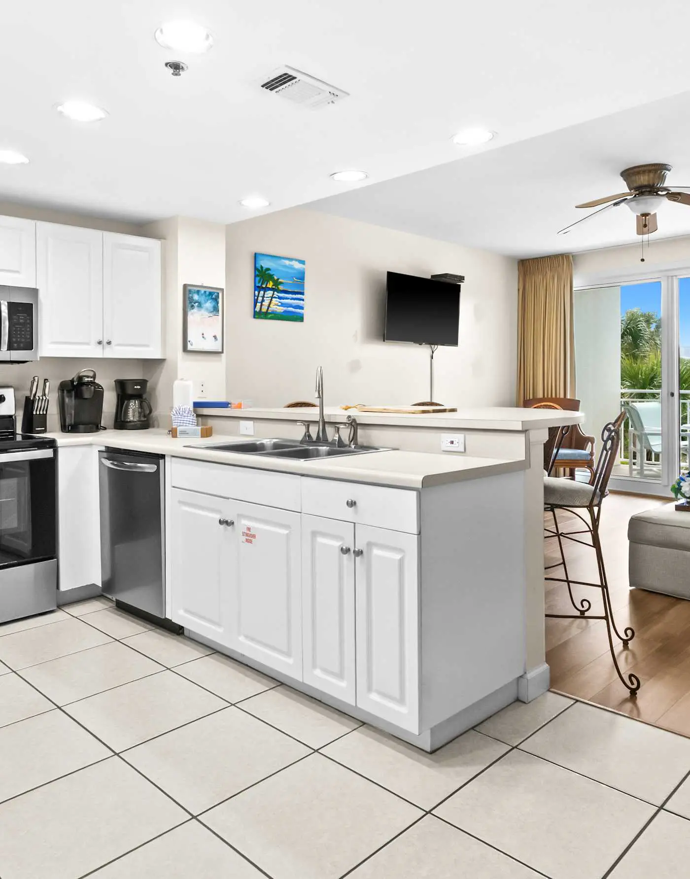 Gorgeous 2nd-floor condo with W/D, resort-style pool, gym, and beach access