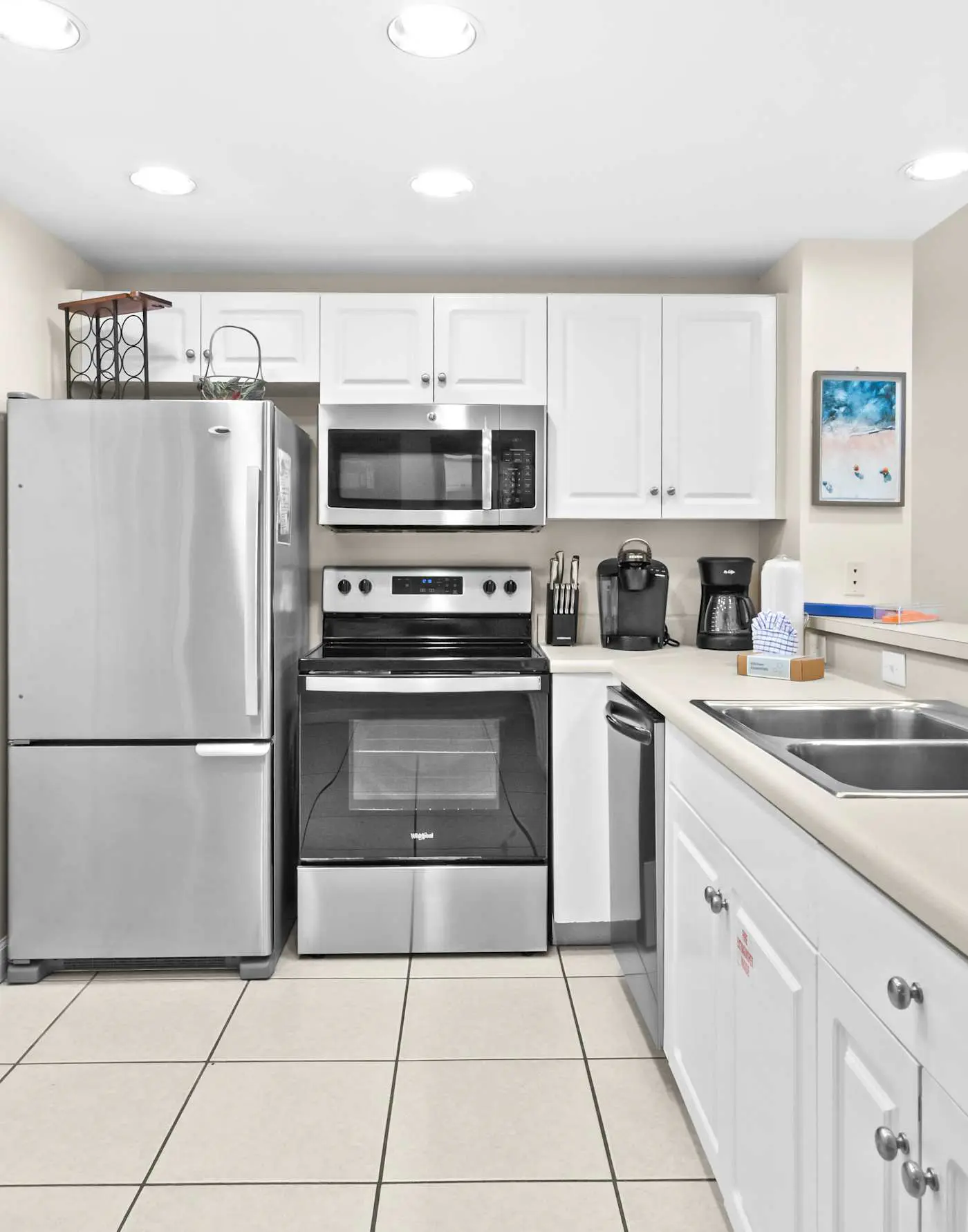 Gorgeous 2nd-floor condo with W/D, resort-style pool, gym, and beach access