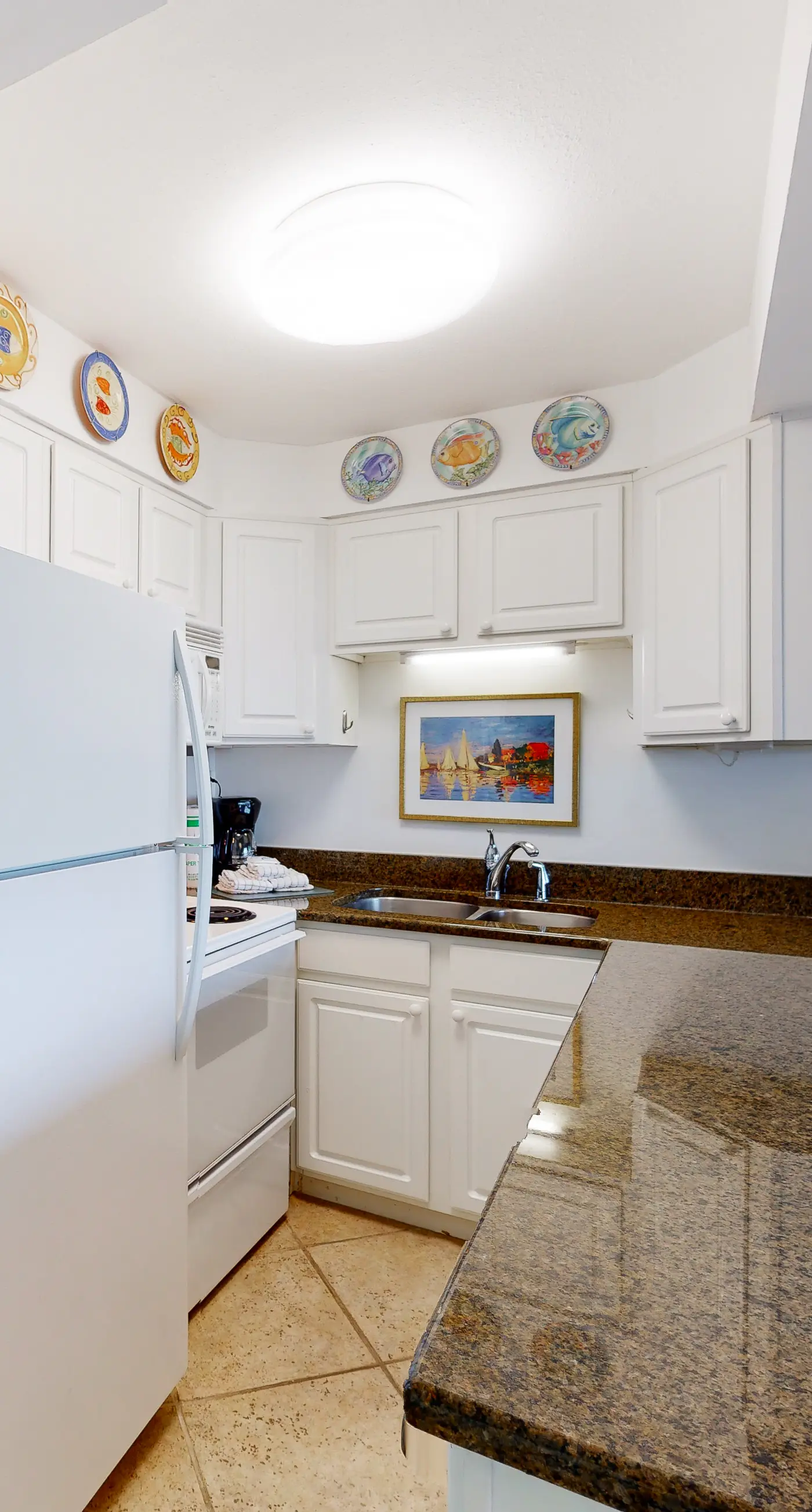 Fifth-floor, Gulf view condo with a washer/dryer, pool, tennis, & fitness room