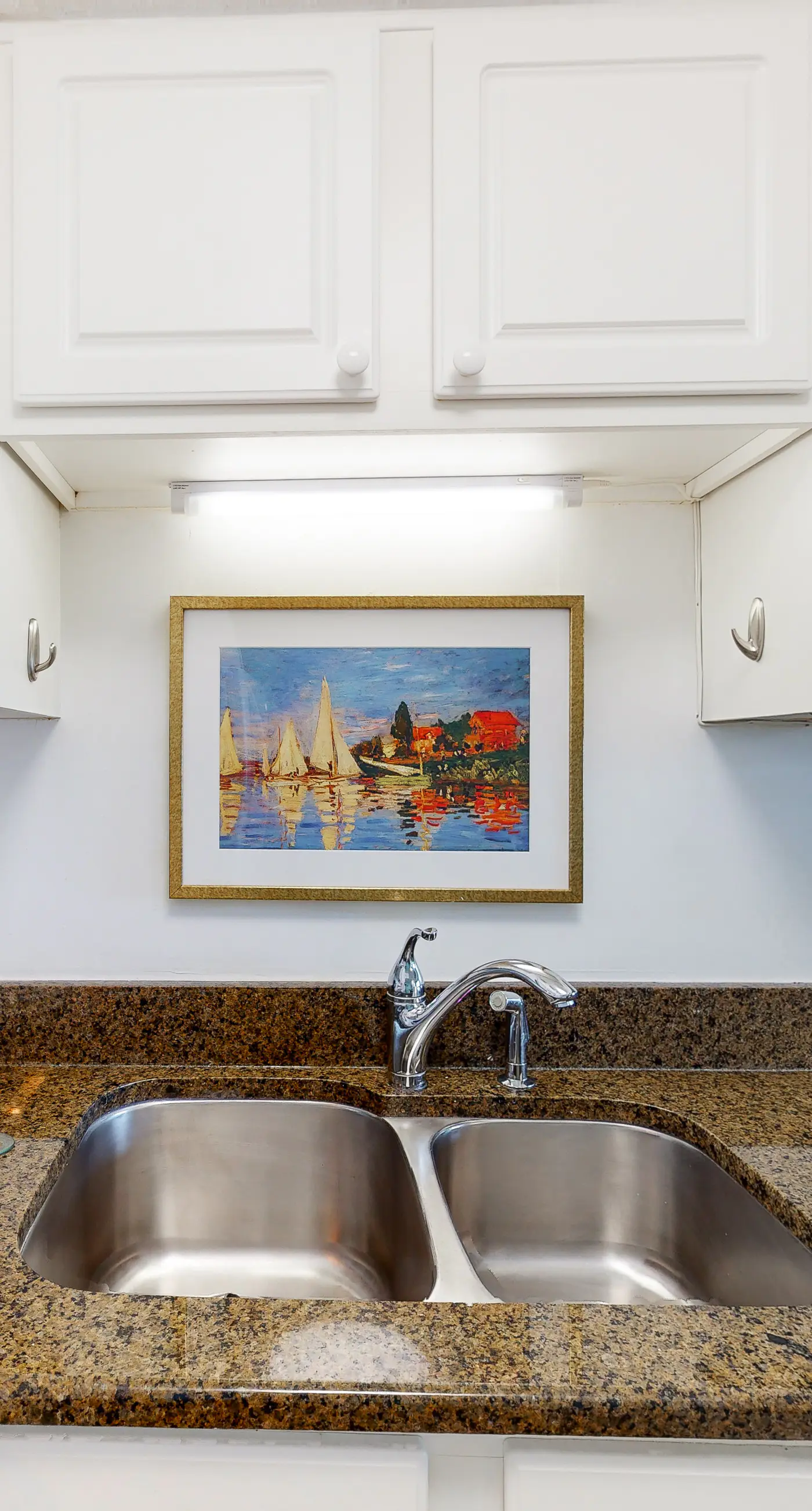 Fifth-floor, Gulf view condo with a washer/dryer, pool, tennis, & fitness room