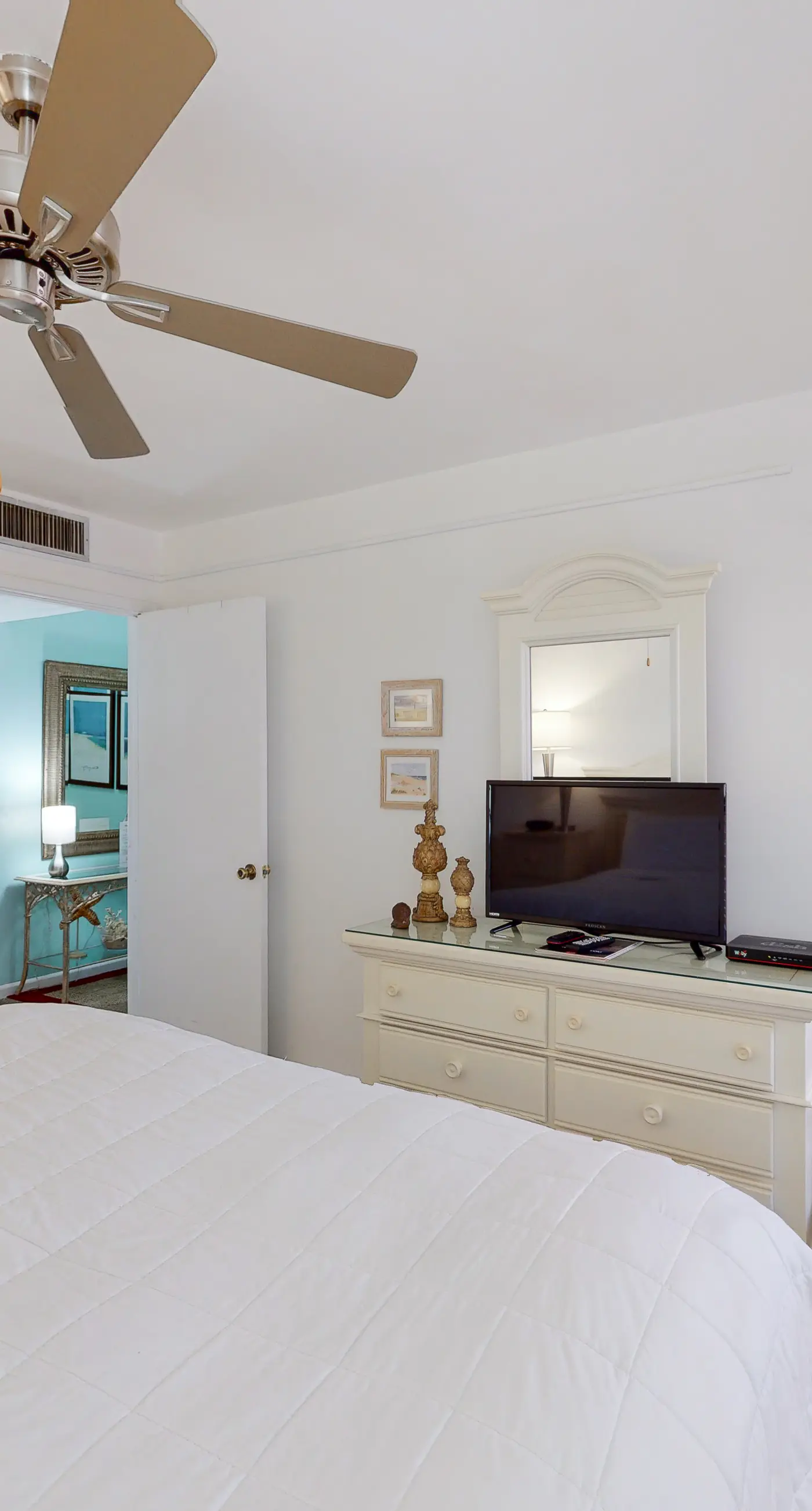 Fifth-floor, Gulf view condo with a washer/dryer, pool, tennis, & fitness room