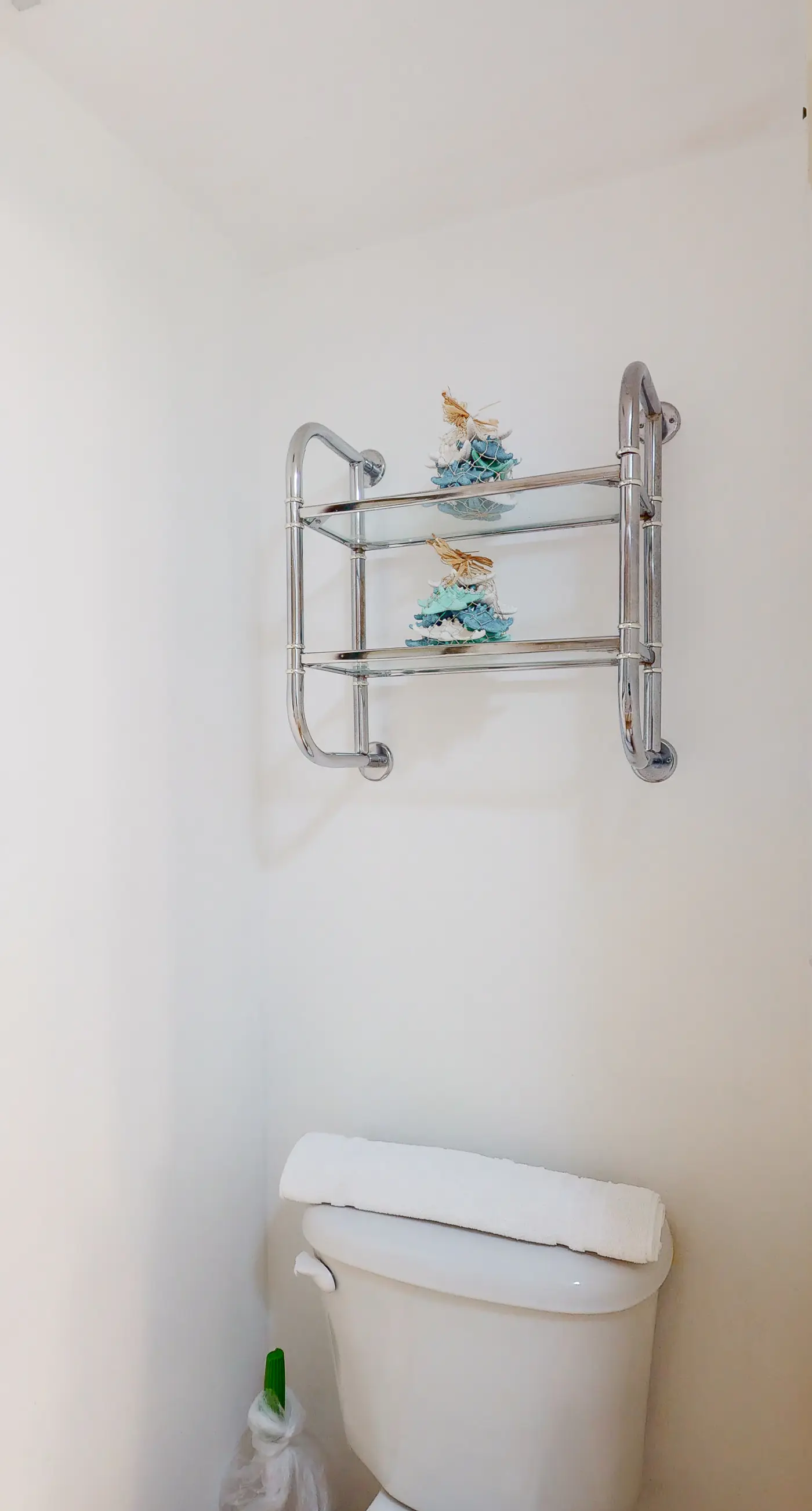 Fifth-floor, Gulf view condo with a washer/dryer, pool, tennis, & fitness room