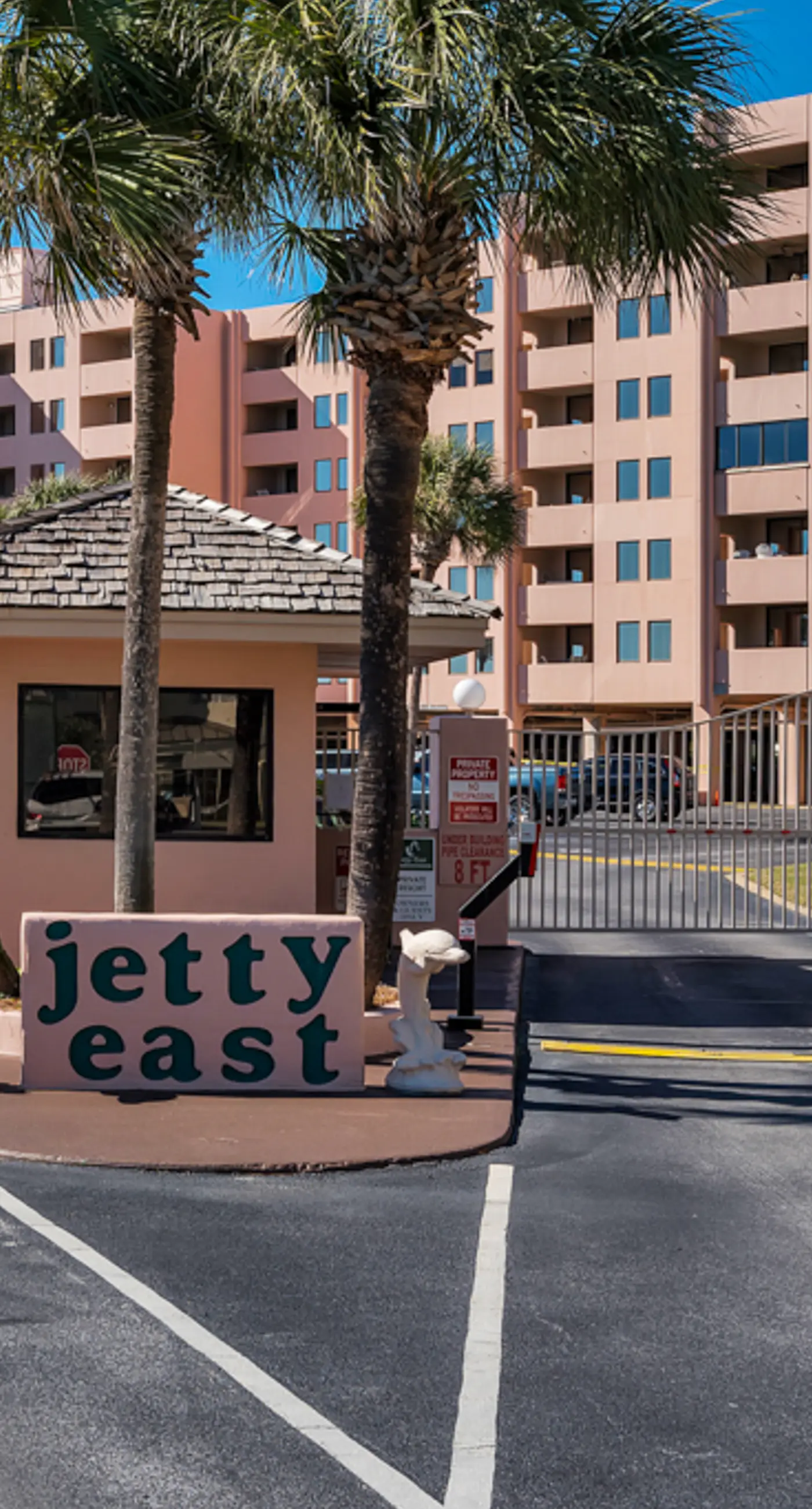 Fifth-floor, Gulf view condo with a washer/dryer, pool, tennis, & fitness room