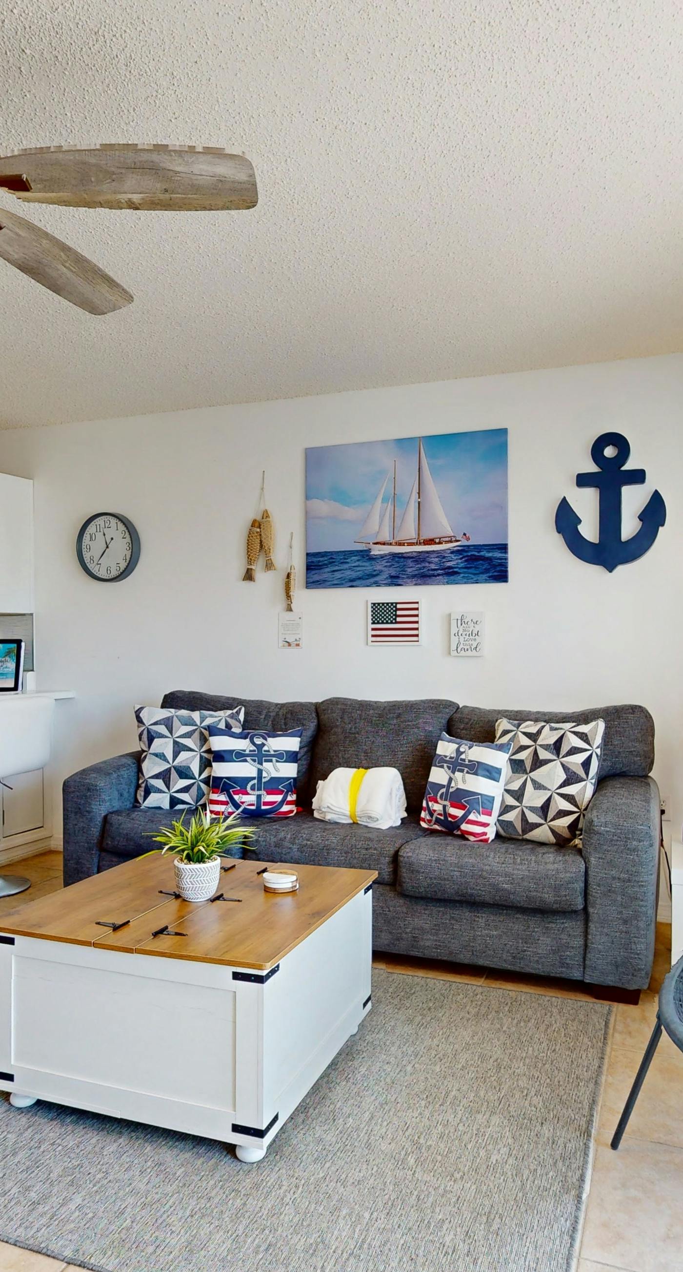 Lovely condo near the beach with a pool, hot tub, central AC, & W/D