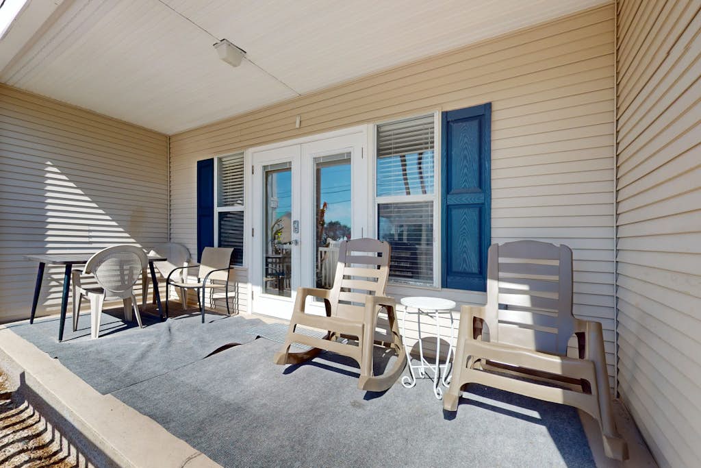 Lovely condo near the beach with a pool, hot tub, central AC, & W/D