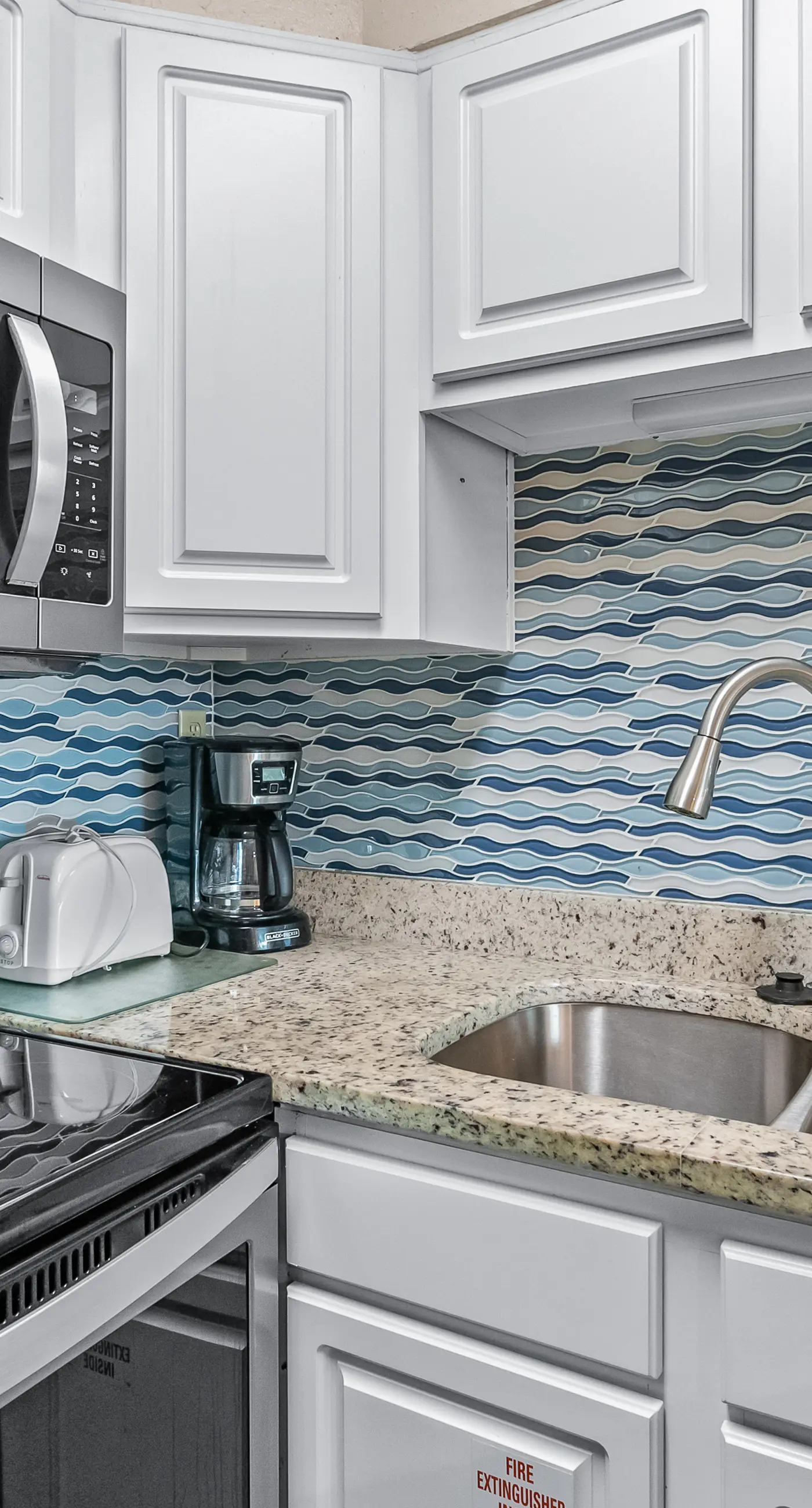 Gulf-view condo with beach pavilion, balcony, heated pool, hot tub, gym, tennis