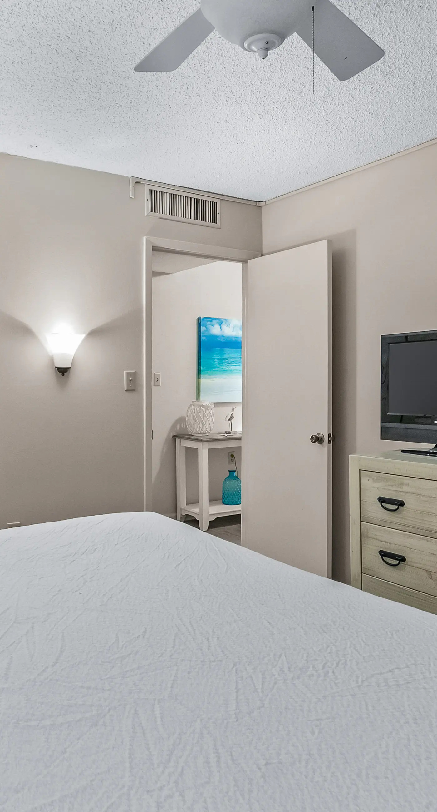 Gulf-view condo with beach pavilion, balcony, heated pool, hot tub, gym, tennis