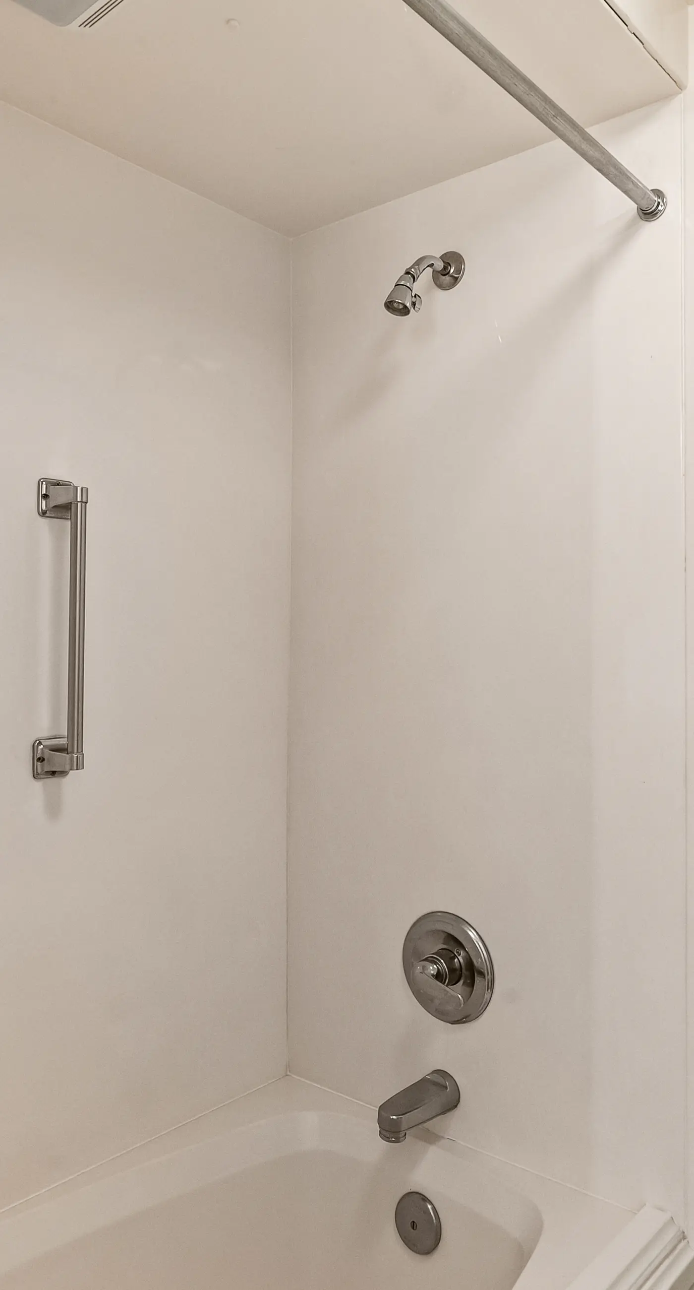 Gulf-view condo with beach pavilion, balcony, heated pool, hot tub, gym, tennis