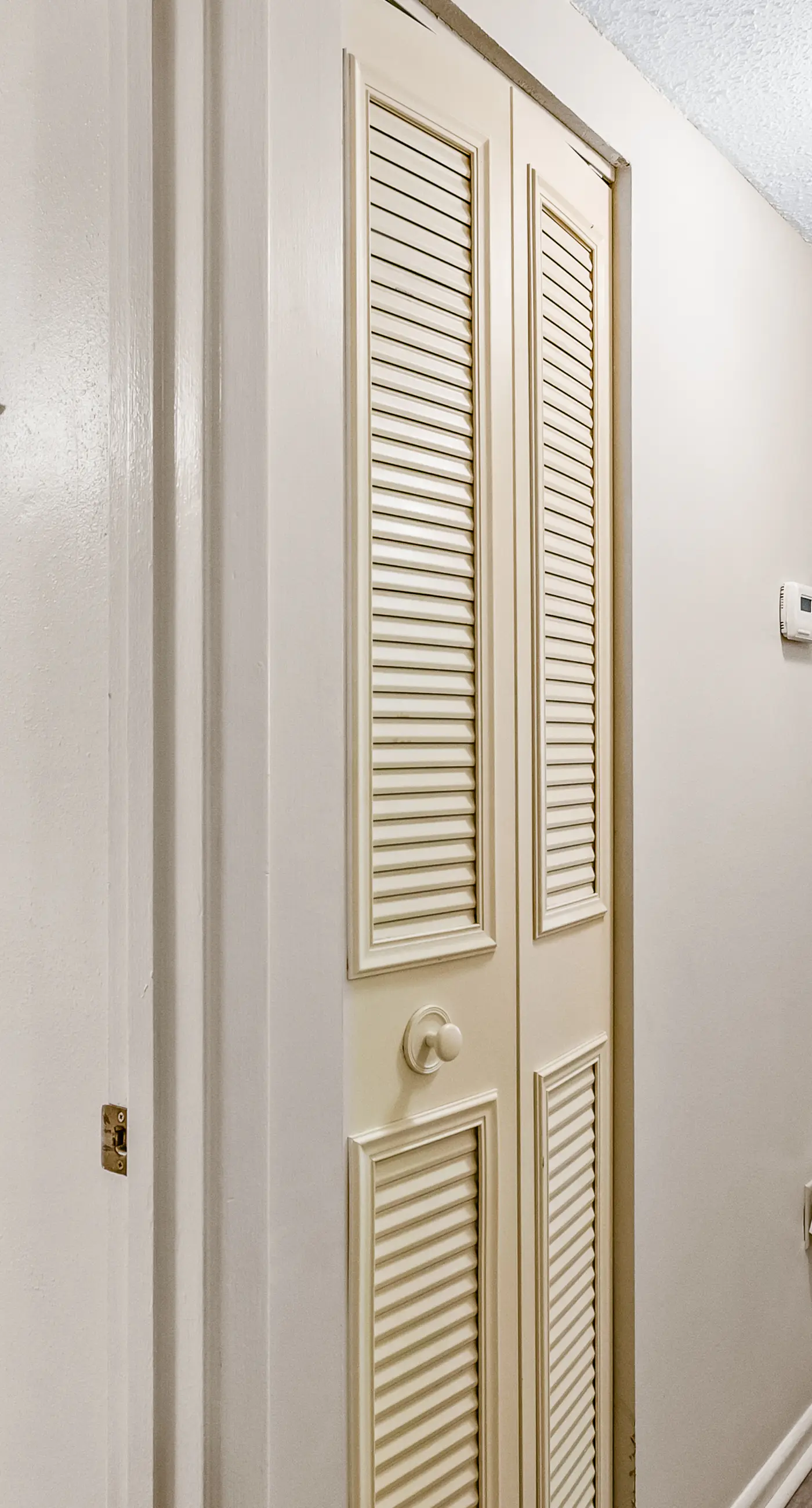 Gulf-view condo with beach pavilion, balcony, heated pool, hot tub, gym, tennis