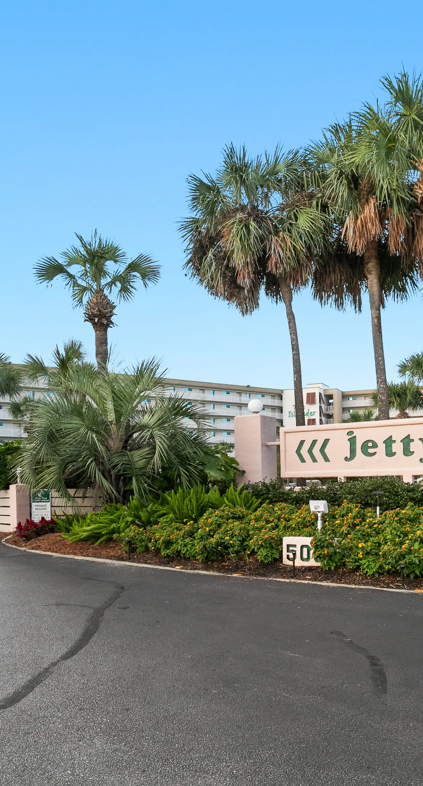 Gulf-view condo with beach pavilion, balcony, heated pool, hot tub, gym, tennis