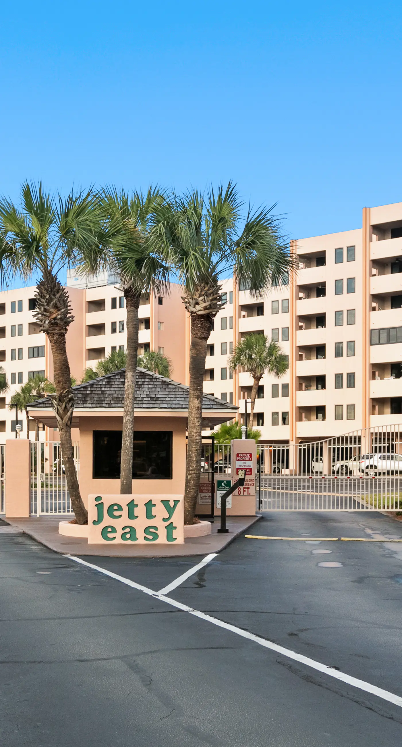 Gulf-view condo with beach pavilion, balcony, heated pool, hot tub, gym, tennis