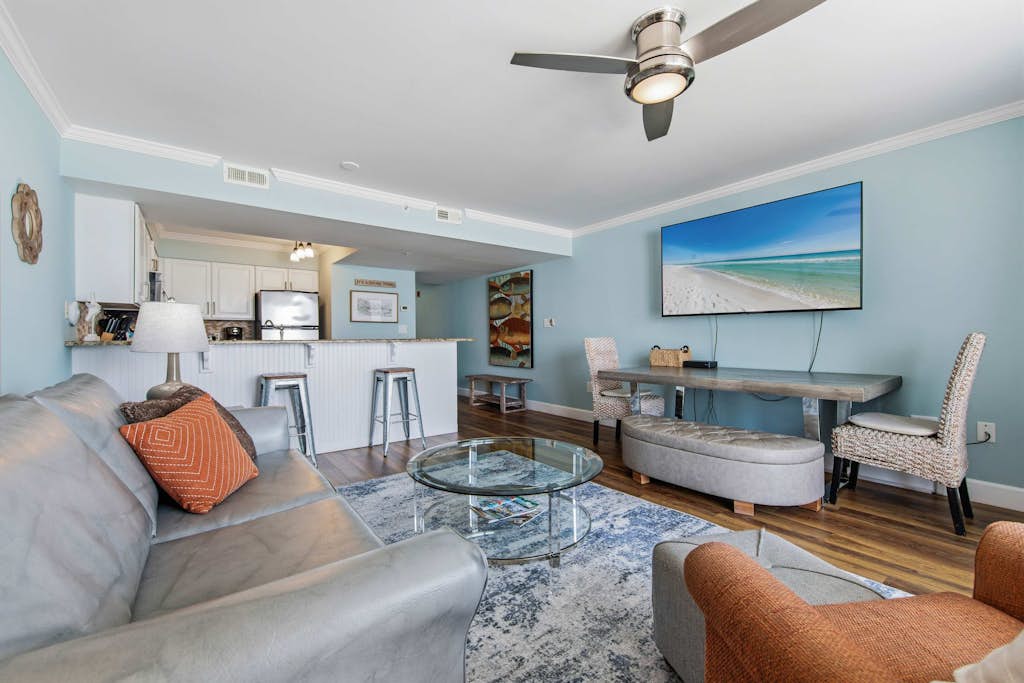 Gulf-front condo with balcony, beach access, pool & hot tub