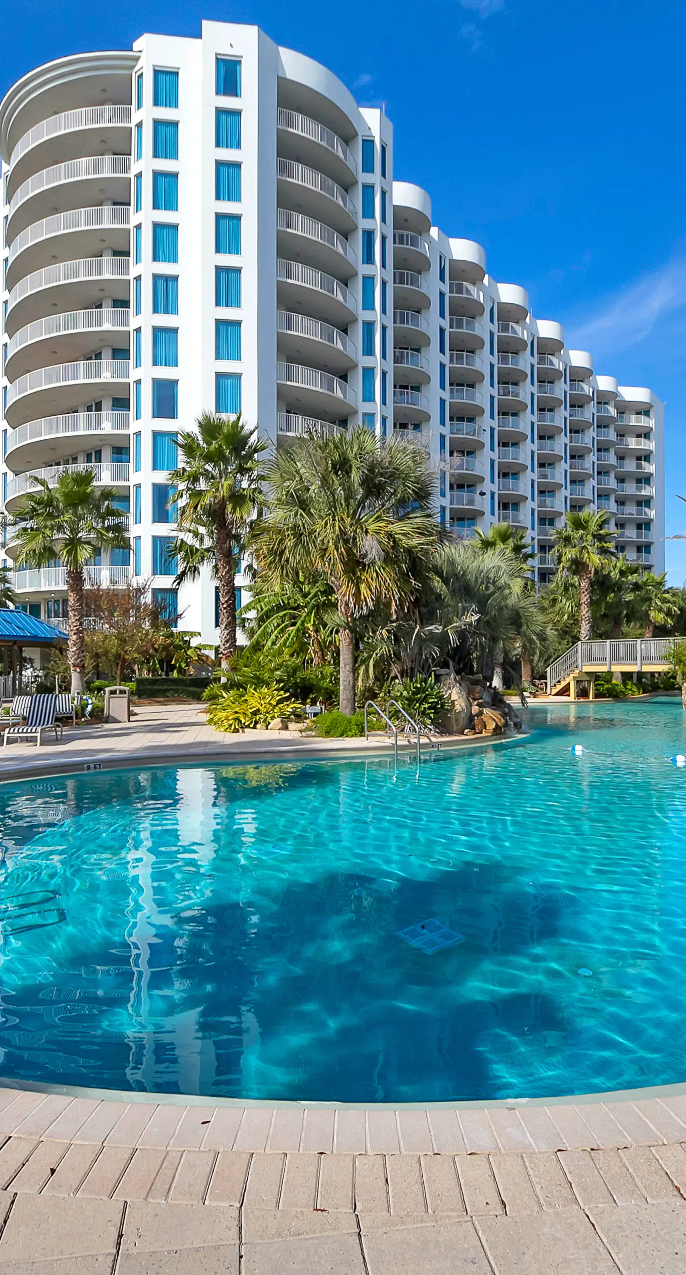 Beachy resort condo with balcony, outdoor pools, hot tub, gym, tennis, AC, & W&D