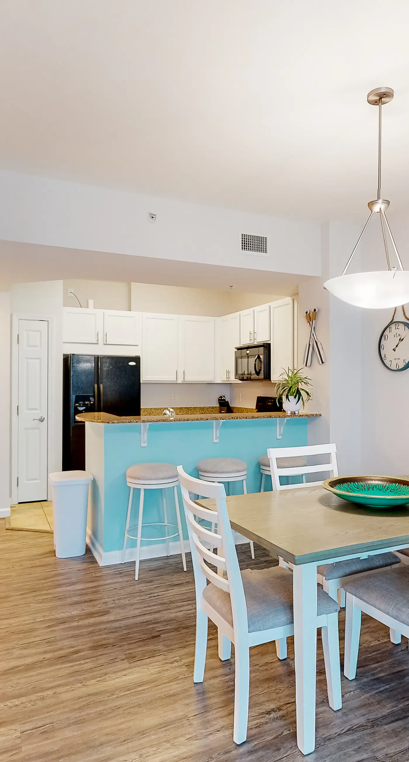 Beachy resort condo with balcony, outdoor pools, hot tub, gym, tennis, AC, & W&D