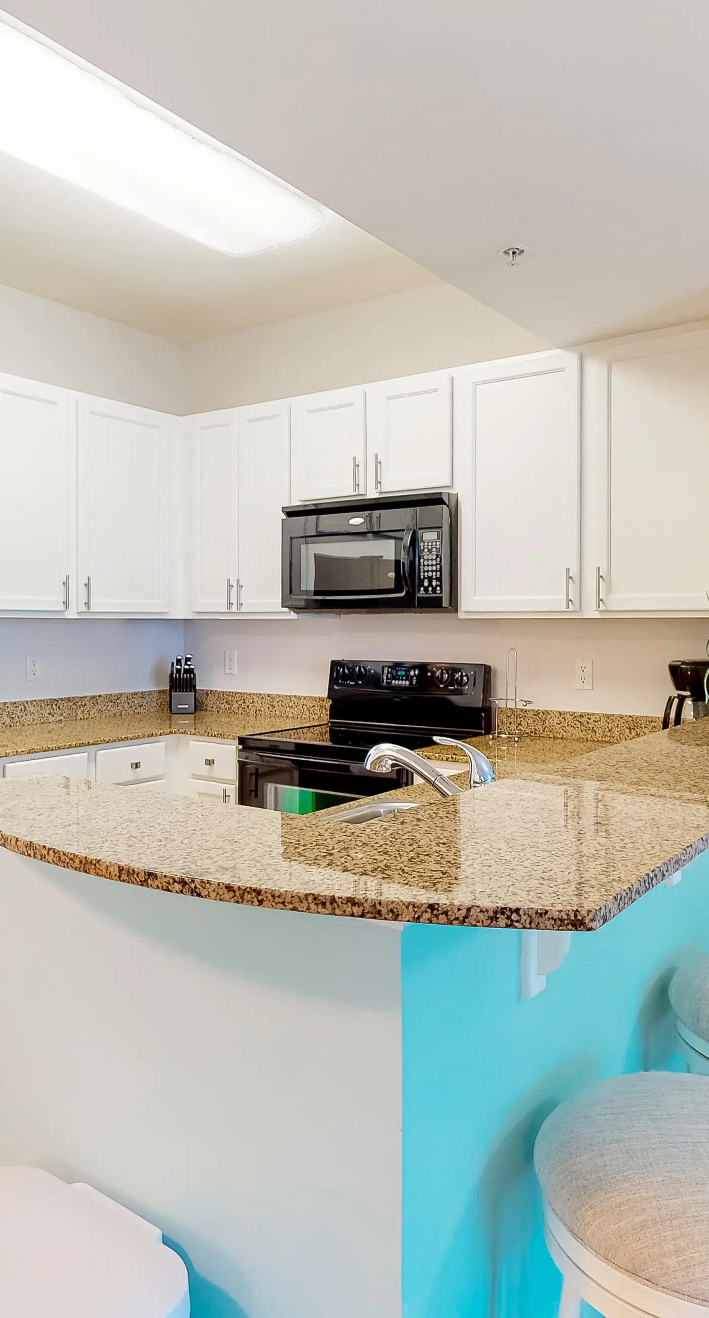 Beachy resort condo with balcony, outdoor pools, hot tub, gym, tennis, AC, & W&D