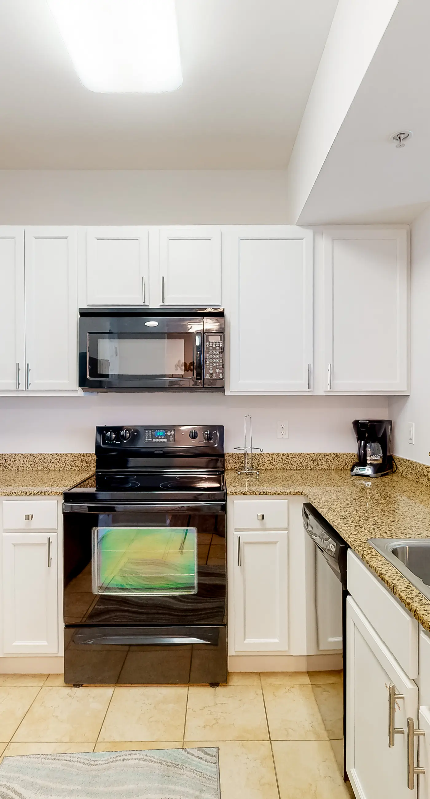 Beachy resort condo with balcony, outdoor pools, hot tub, gym, tennis, AC, & W&D