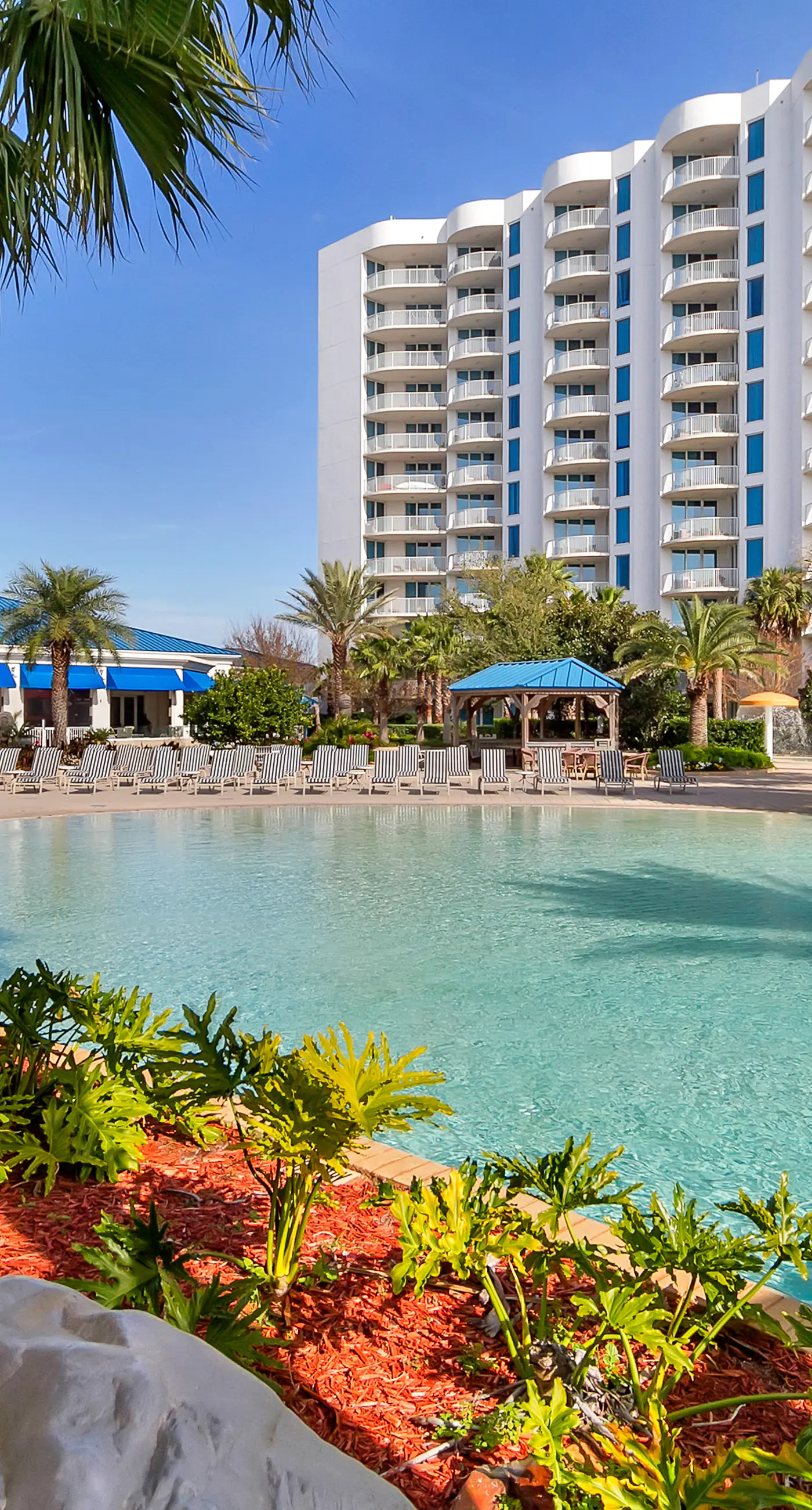 Beachy resort condo with balcony, outdoor pools, hot tub, gym, tennis, AC, & W&D
