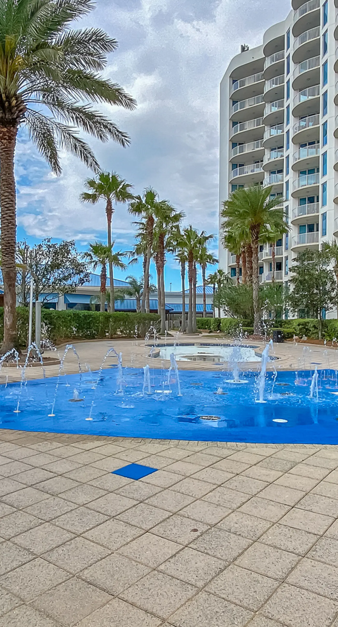 Beachy resort condo with balcony, outdoor pools, hot tub, gym, tennis, AC, & W&D