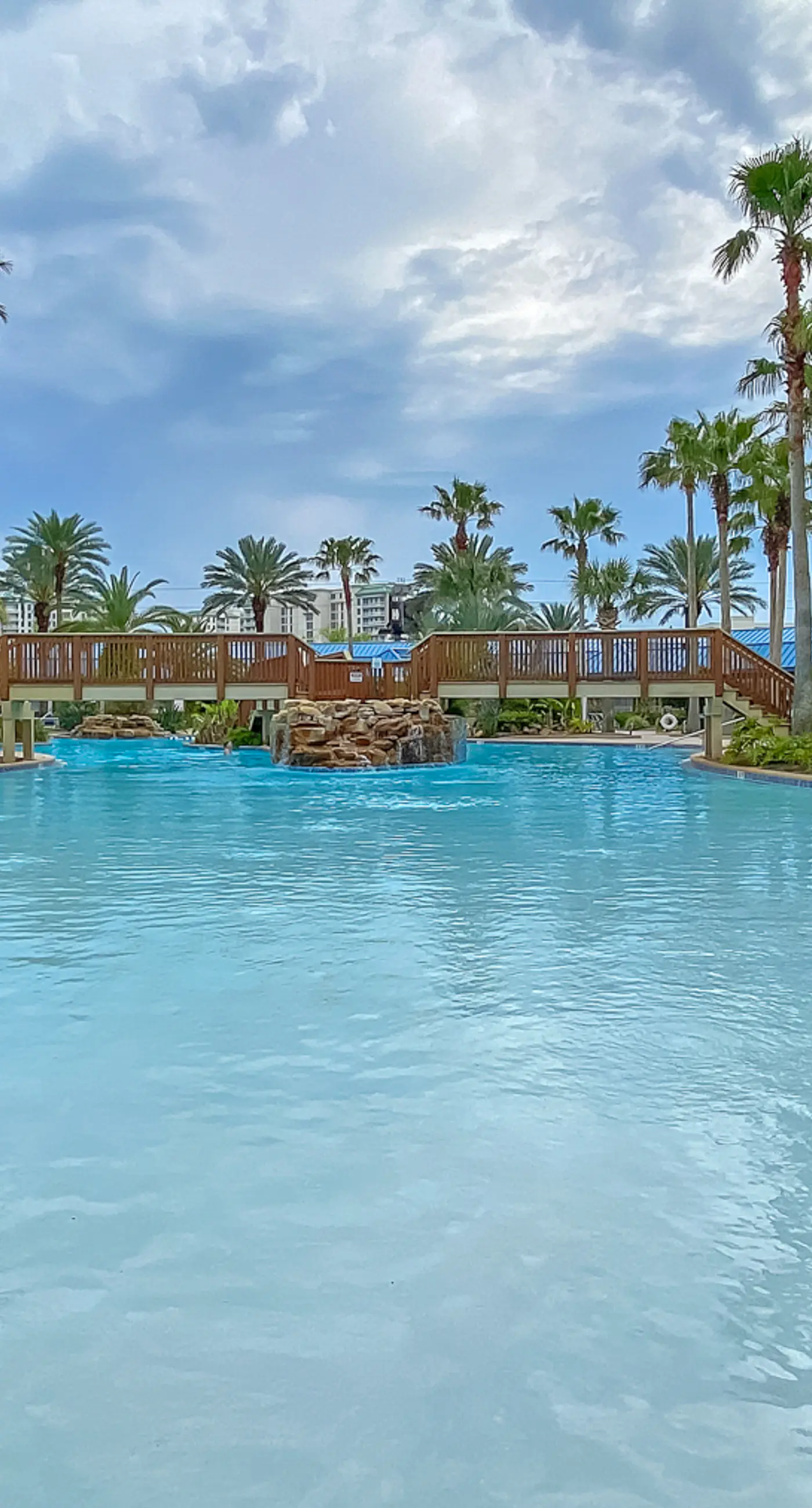 Beachy resort condo with balcony, outdoor pools, hot tub, gym, tennis, AC, & W&D